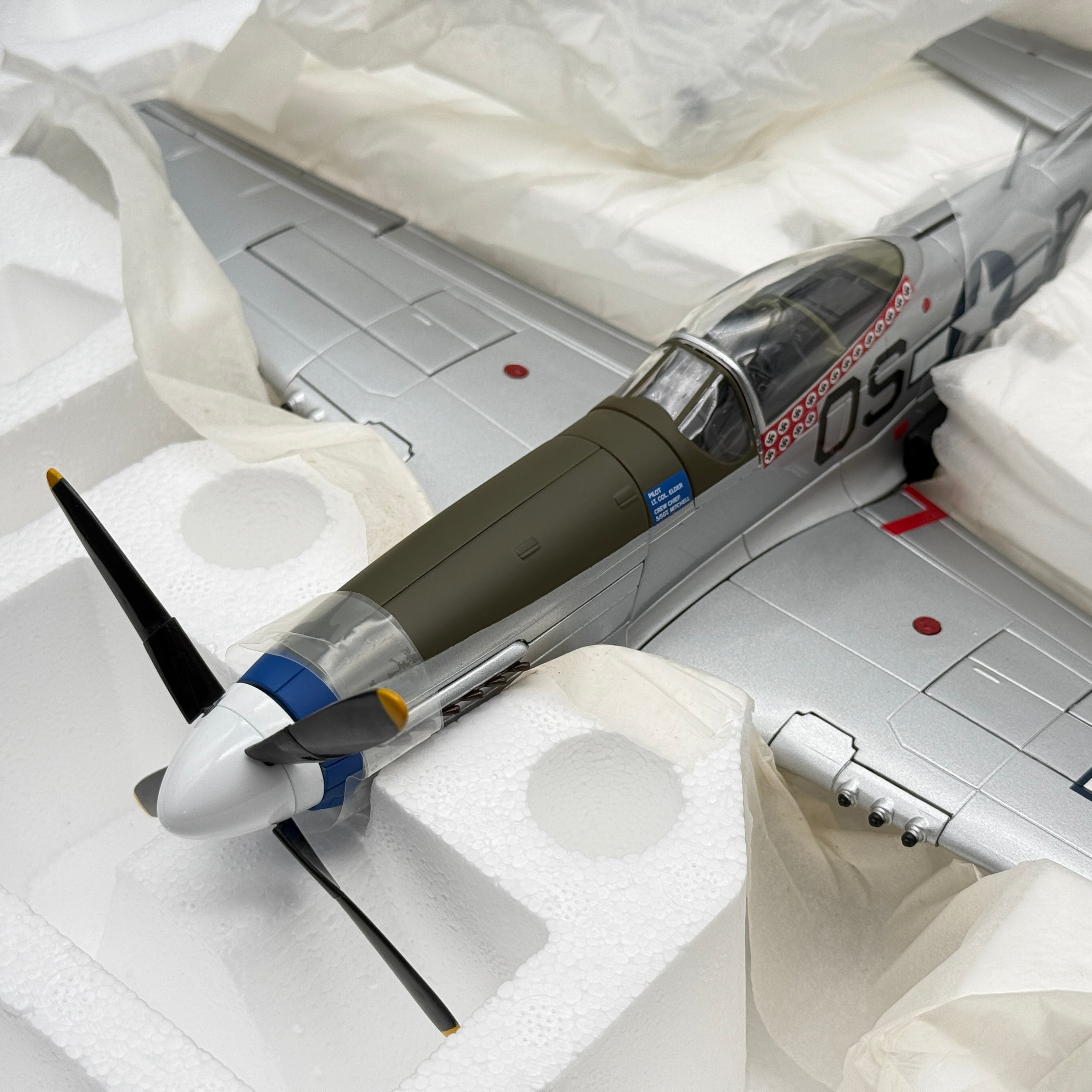 Corgi Aviation 1:32 US34407 P-51D Mustang, Lt. John L. Elder & Ground Crew