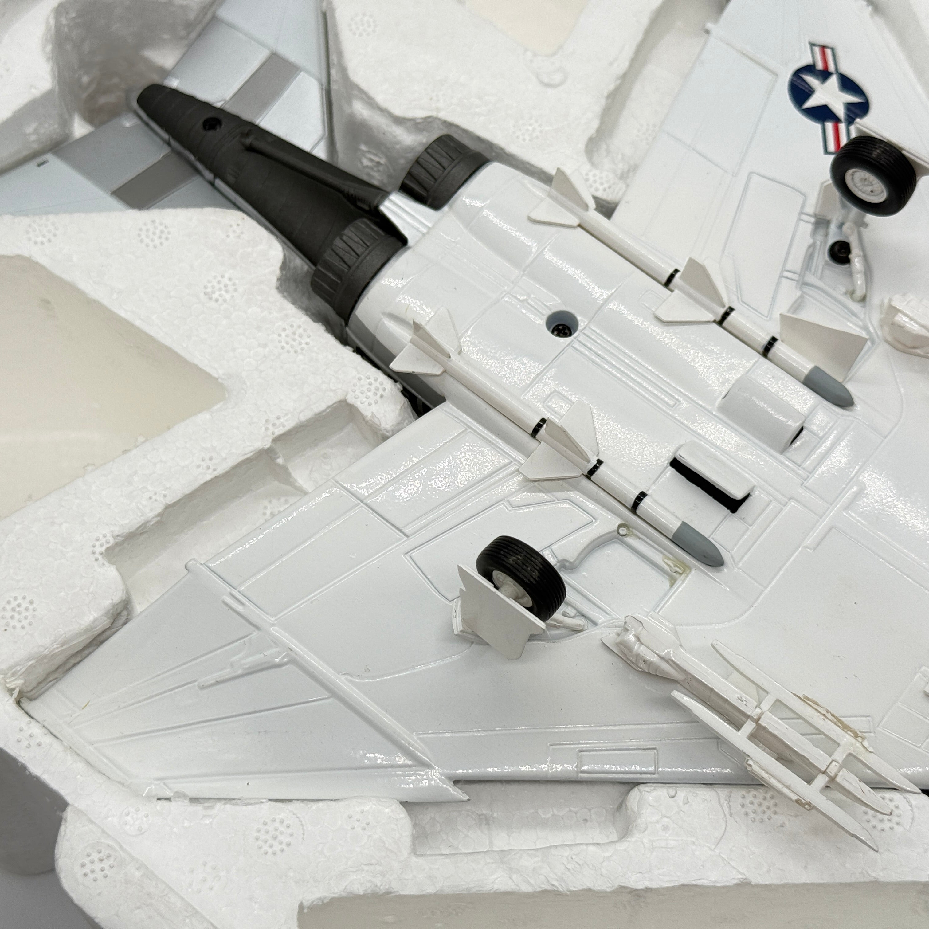 Franklin Mint Armour 98003 1:48 F-4J Phantom II USMC VMFA-232 Red Devils *ISSUES*