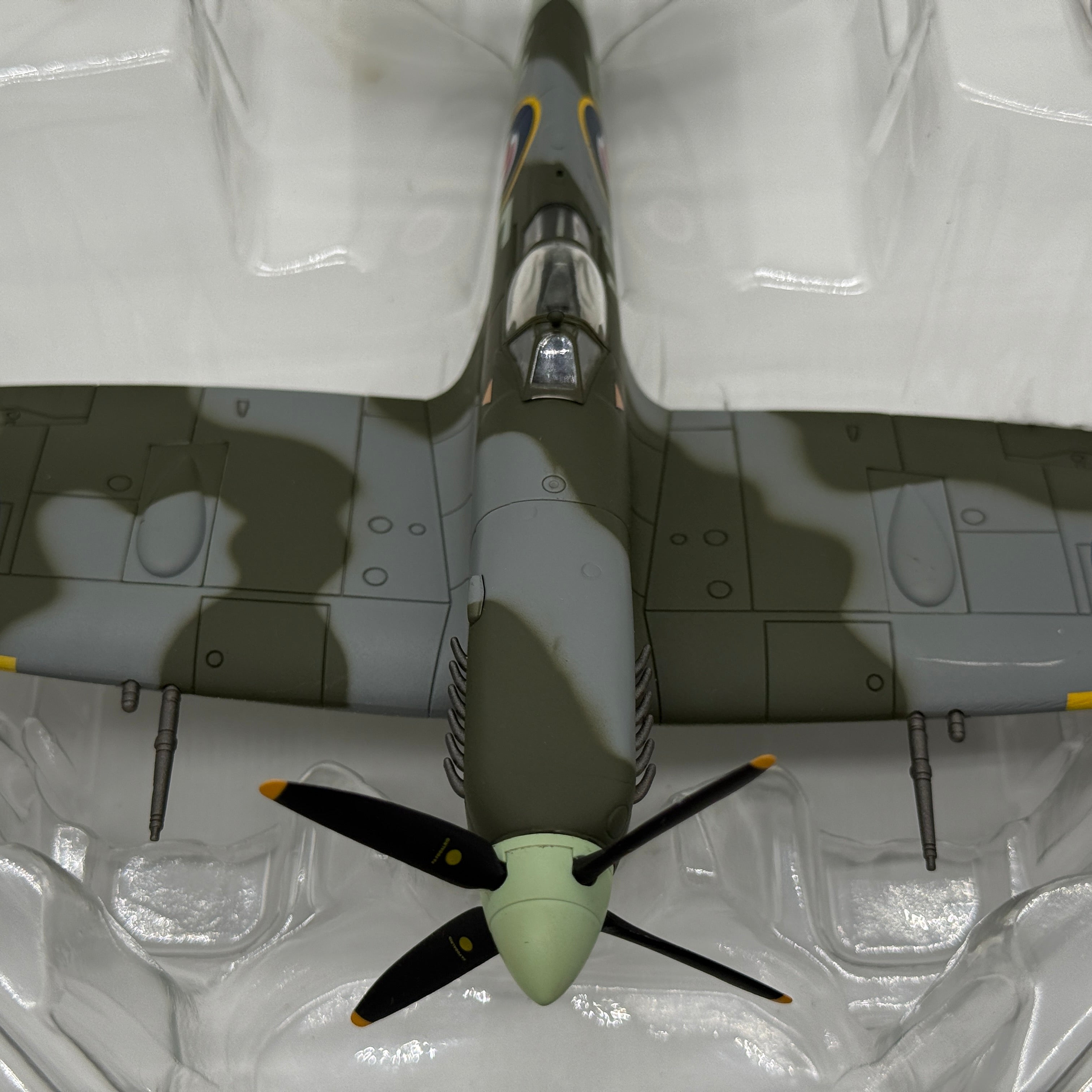 Hobby Master HA8306 1:48 Supermarine Spitfire Mk IX RAF No.322 Dutch Sqn 1944