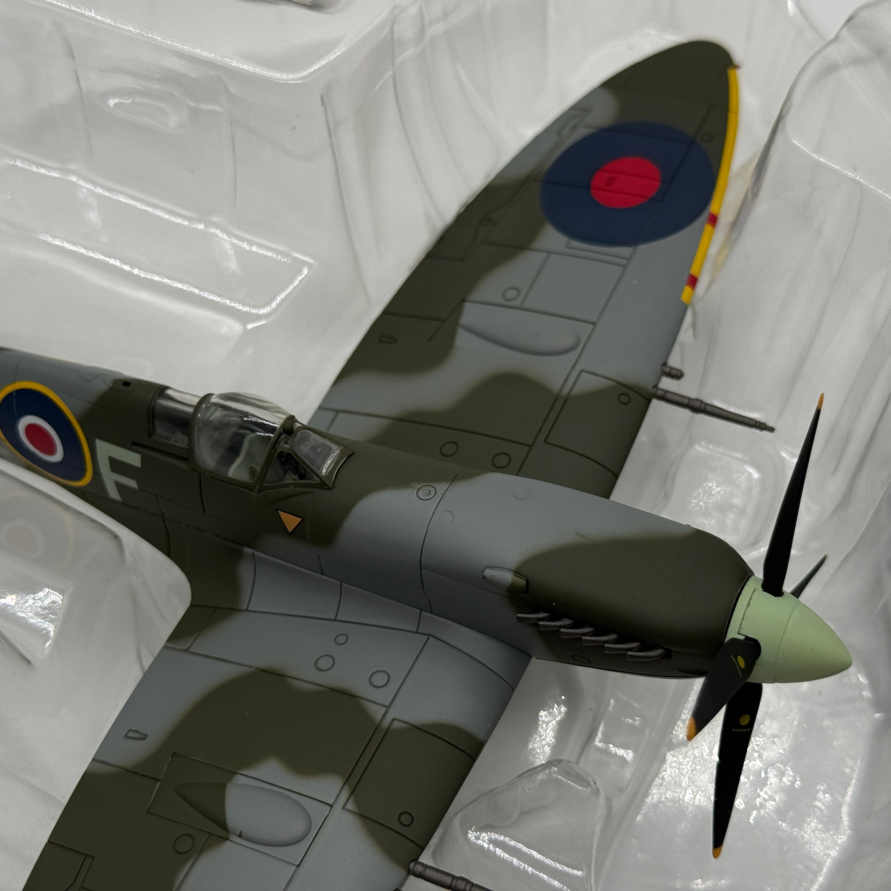 Hobby Master HA8306 1:48 Supermarine Spitfire Mk IX RAF No.322 Dutch Sqn 1944