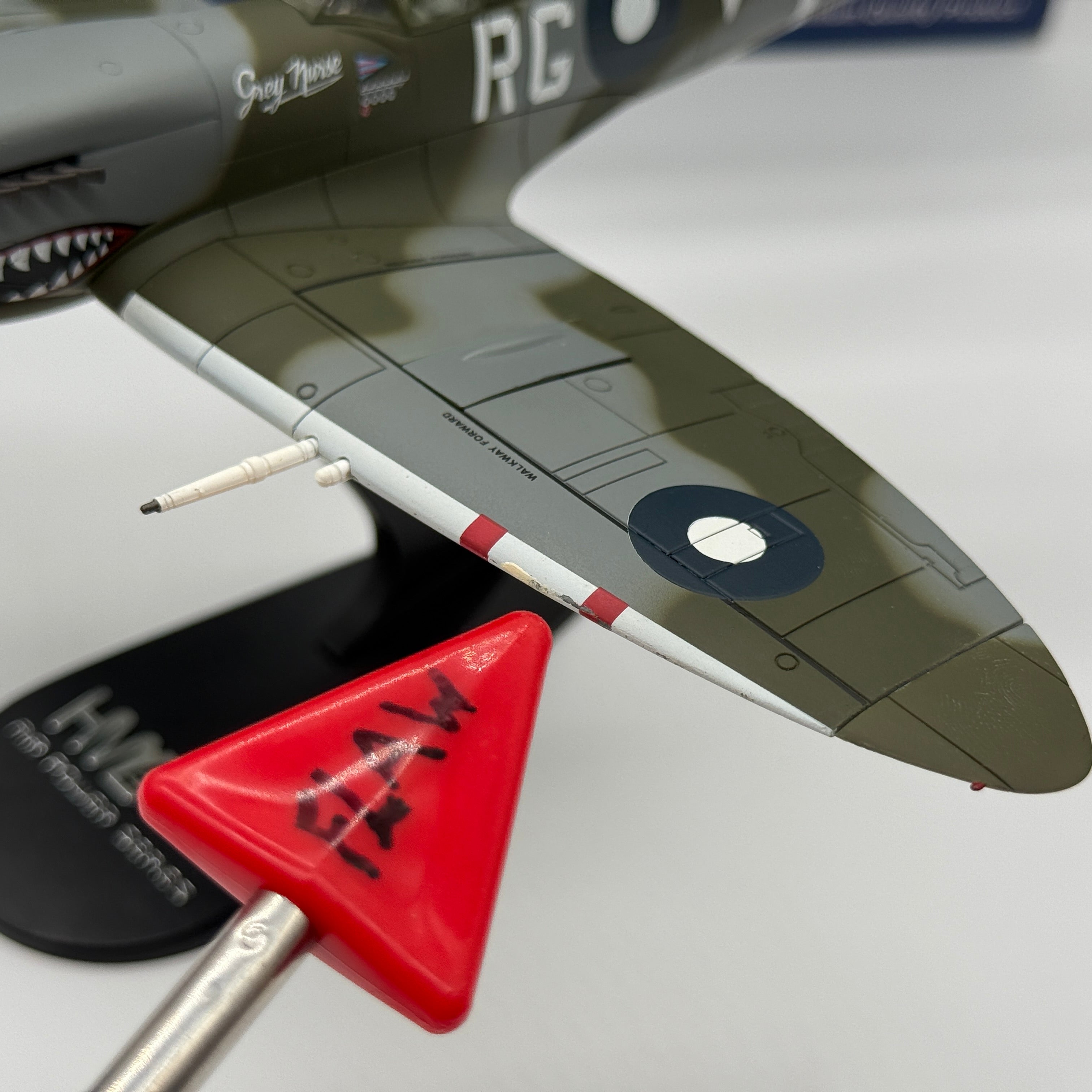 Hobby Master HA8303 1:48 Supermarine Spitfire Mk VIII RAAF No.457 Sqn Grey Nurse *ISSUES*