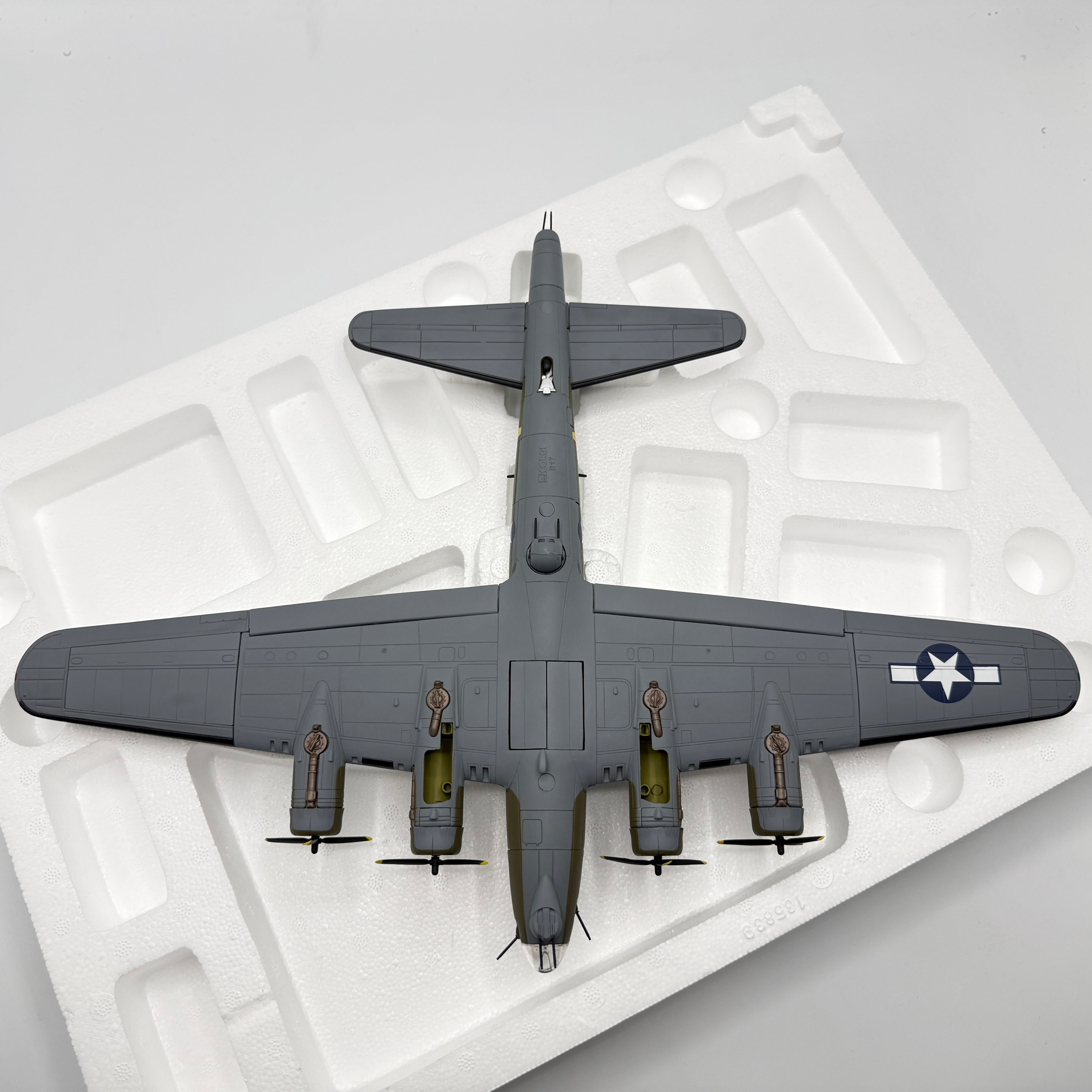 Corgi AA33319 1:72 Boeing B-17G Flying Fortress USAAF 305th BG Mi Amigo WWII 1944