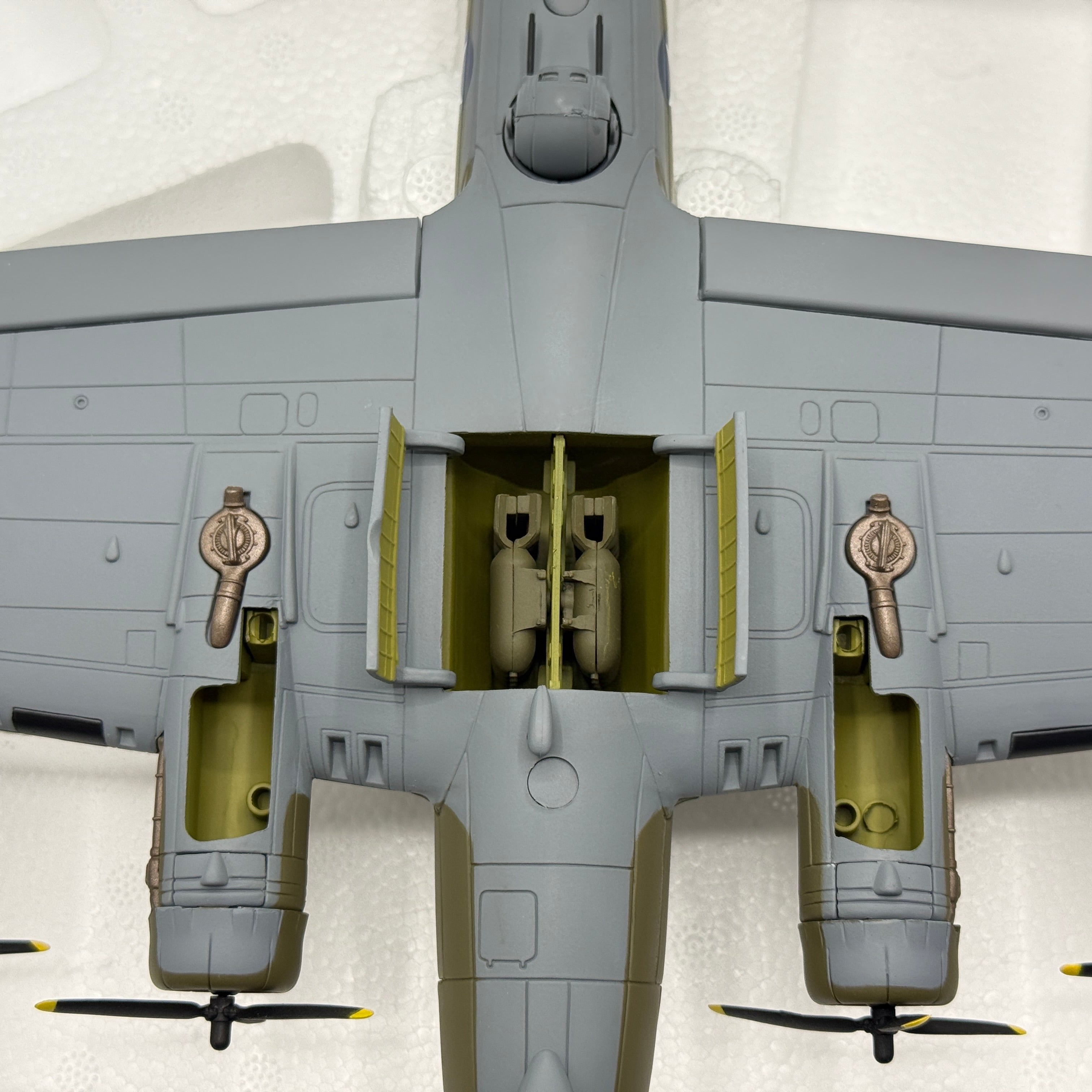 Corgi AA33319 1:72 Boeing B-17G Flying Fortress USAAF 305th BG Mi Amigo WWII 1944
