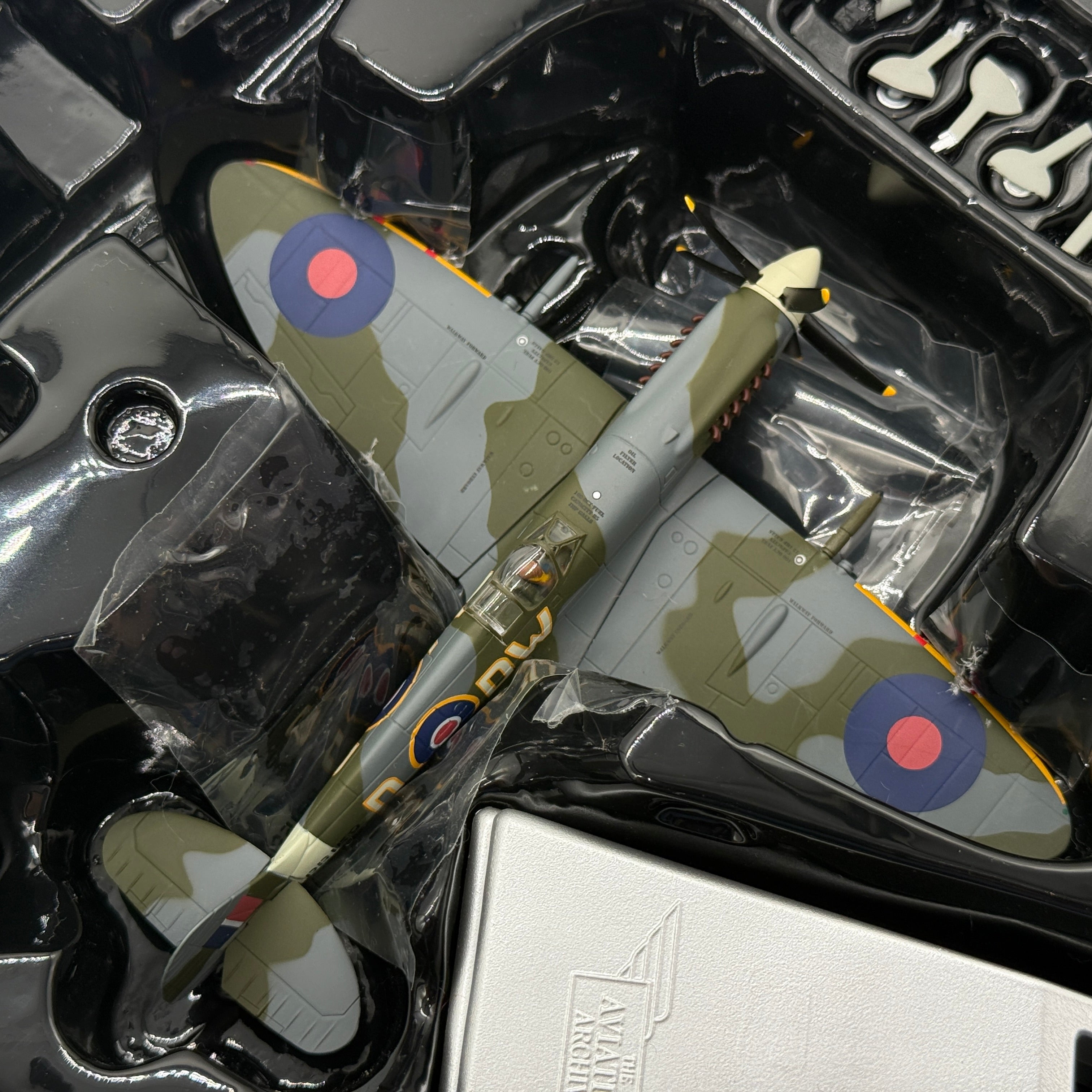 Corgi AA38703 1:72 Supermarine Spitfire Mk XIV RAF No.610 Sqn RB159 Richard Newbery V-1 1944
