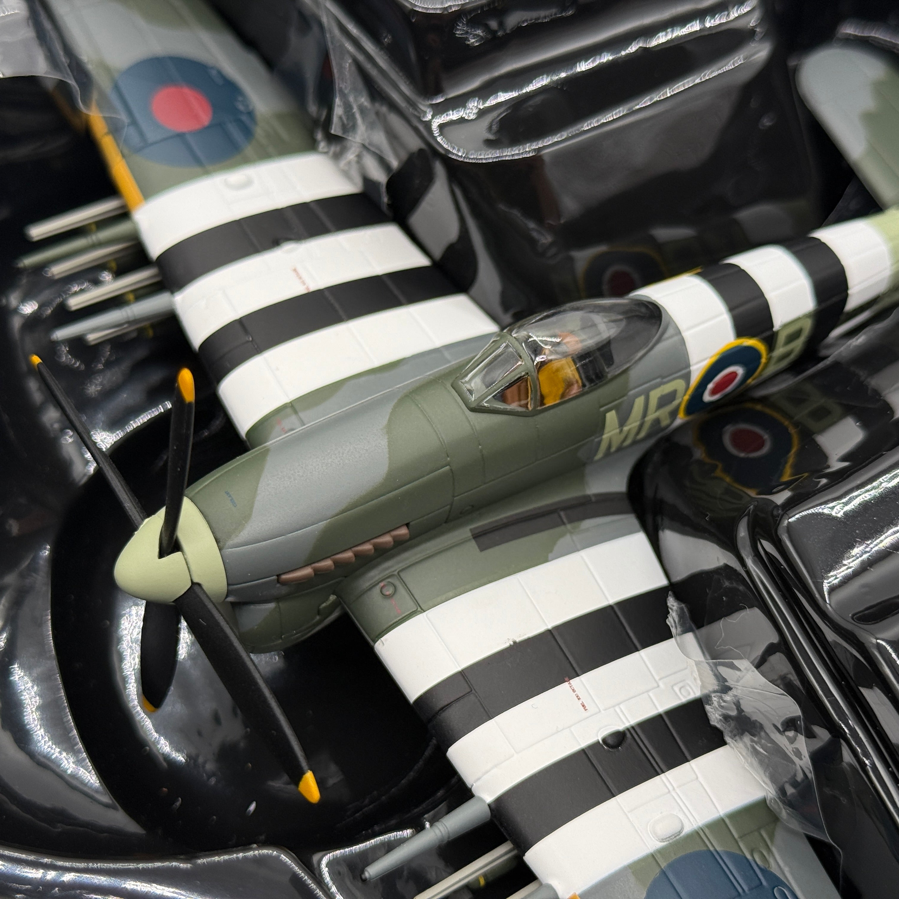 Corgi AA36512 1:72 Hawker Typhoon Mk I RAF No.245 Northern Rhodesian Sqn D-Day England 1944
