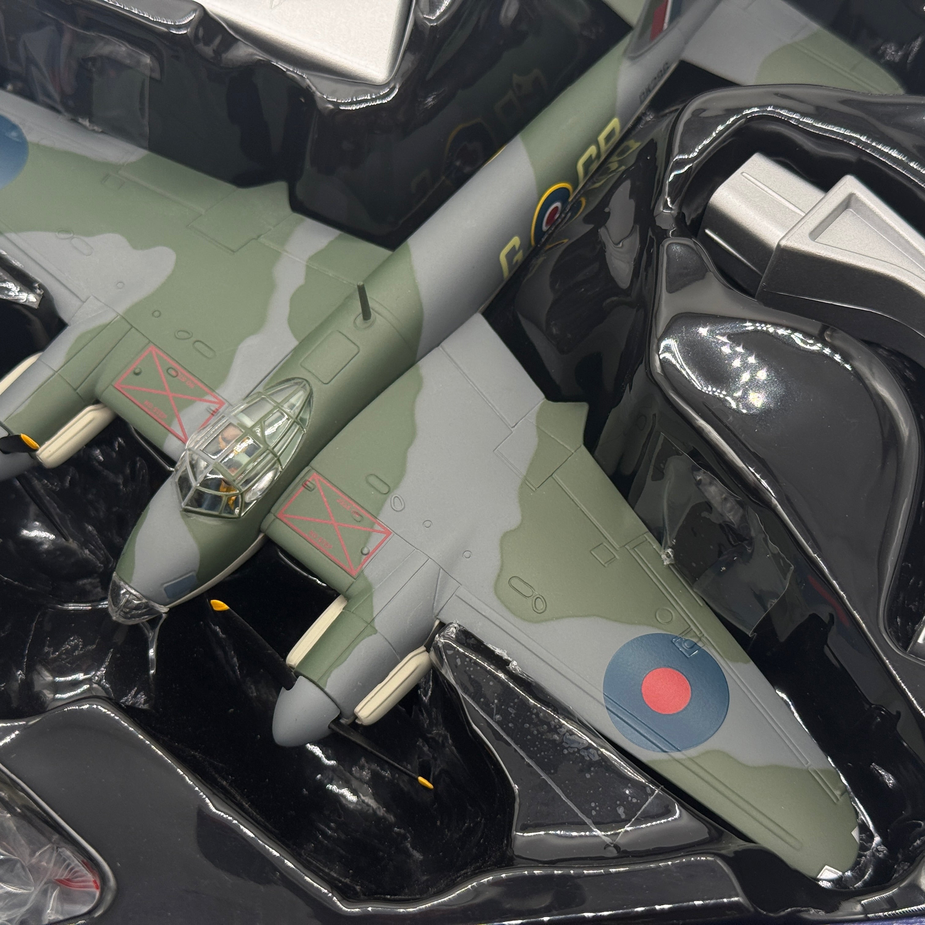 Corgi AA32820 1:72 de Havilland Mosquito B.Mk IV RAF No.105 Sqn DK296 George Parry