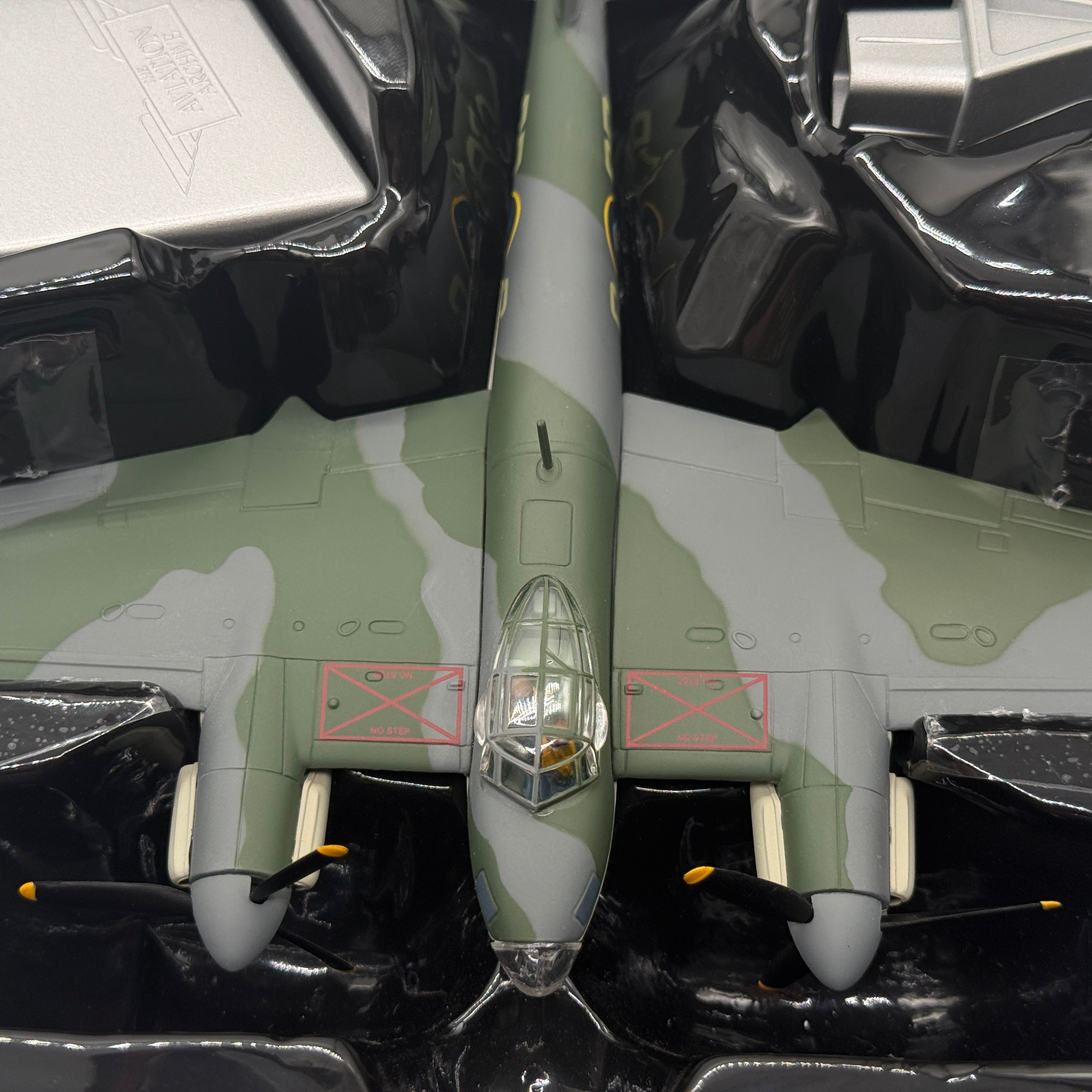 Corgi AA32820 1:72 de Havilland Mosquito B.Mk IV RAF No.105 Sqn DK296 George Parry