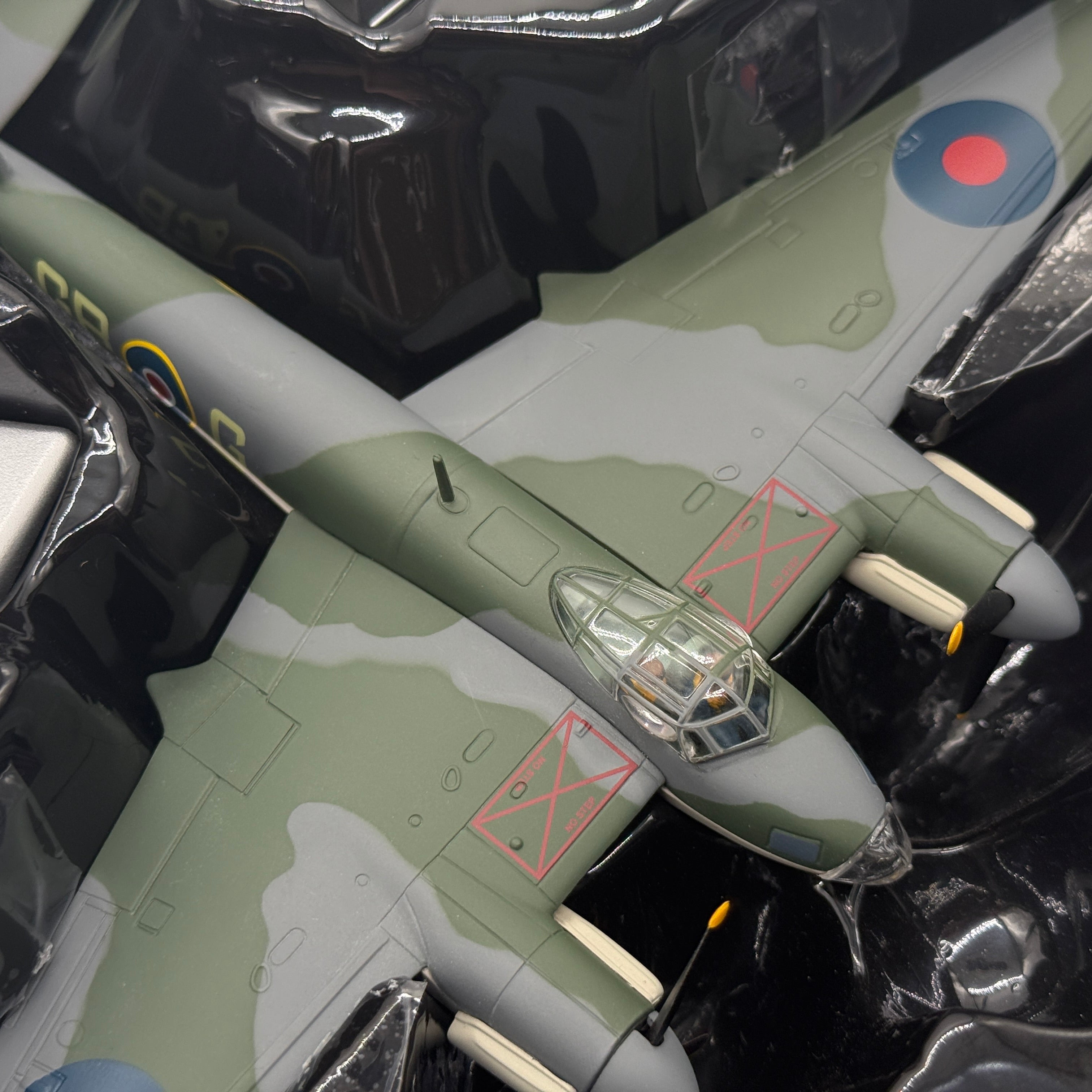 Corgi AA32820 1:72 de Havilland Mosquito B.Mk IV RAF No.105 Sqn DK296 George Parry