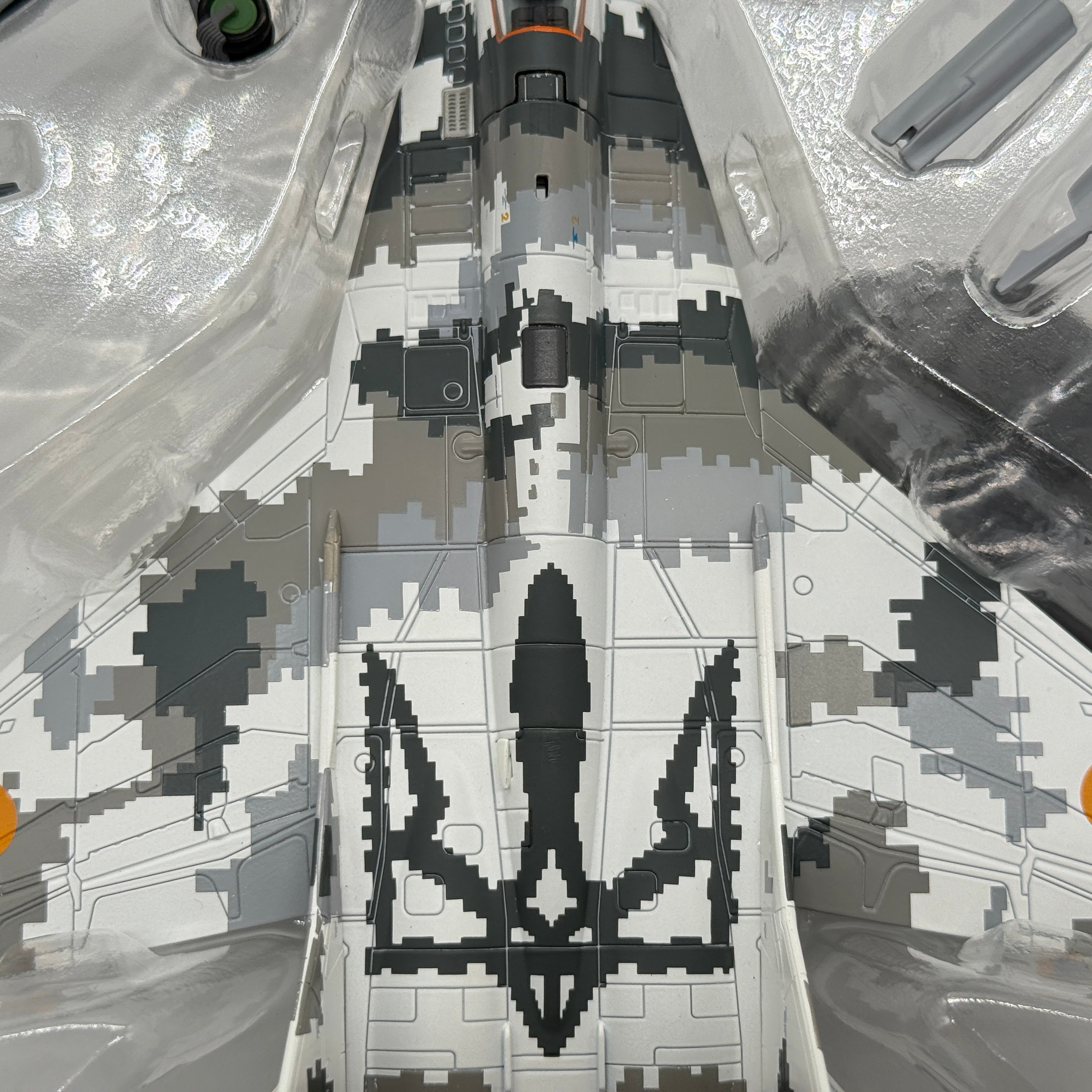 Hobby Master HA6518 1:72 Mikoyan MiG-29MU1 Fulcrum-C Ukrainian Air Force Yellow 57 Digital Camouflage 2014