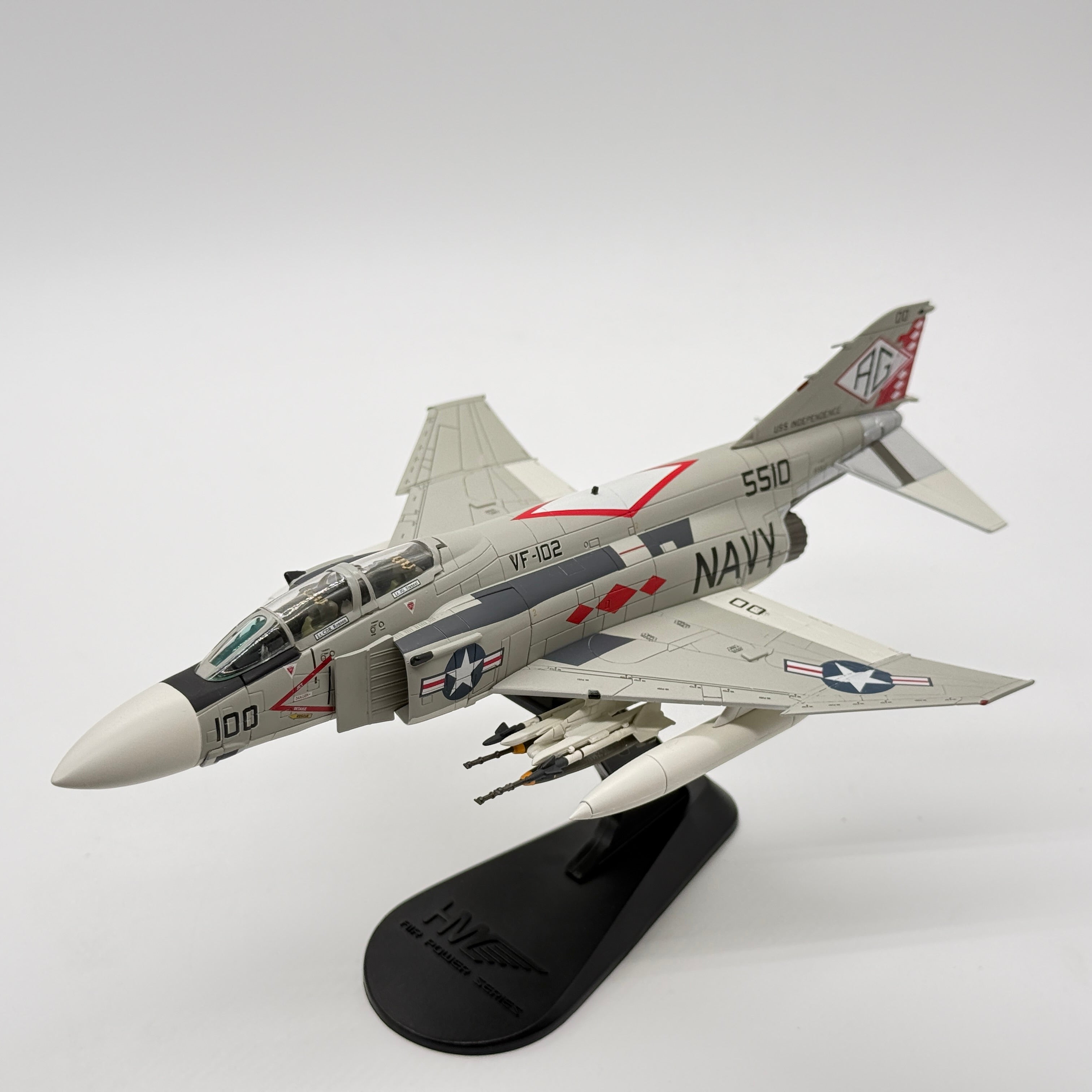 Hobby Master HA19006 1:72 McDonnell Douglas F-4J Phantom II US Navy VF-102 Diamondbacks AG100 USS Independence 1976
