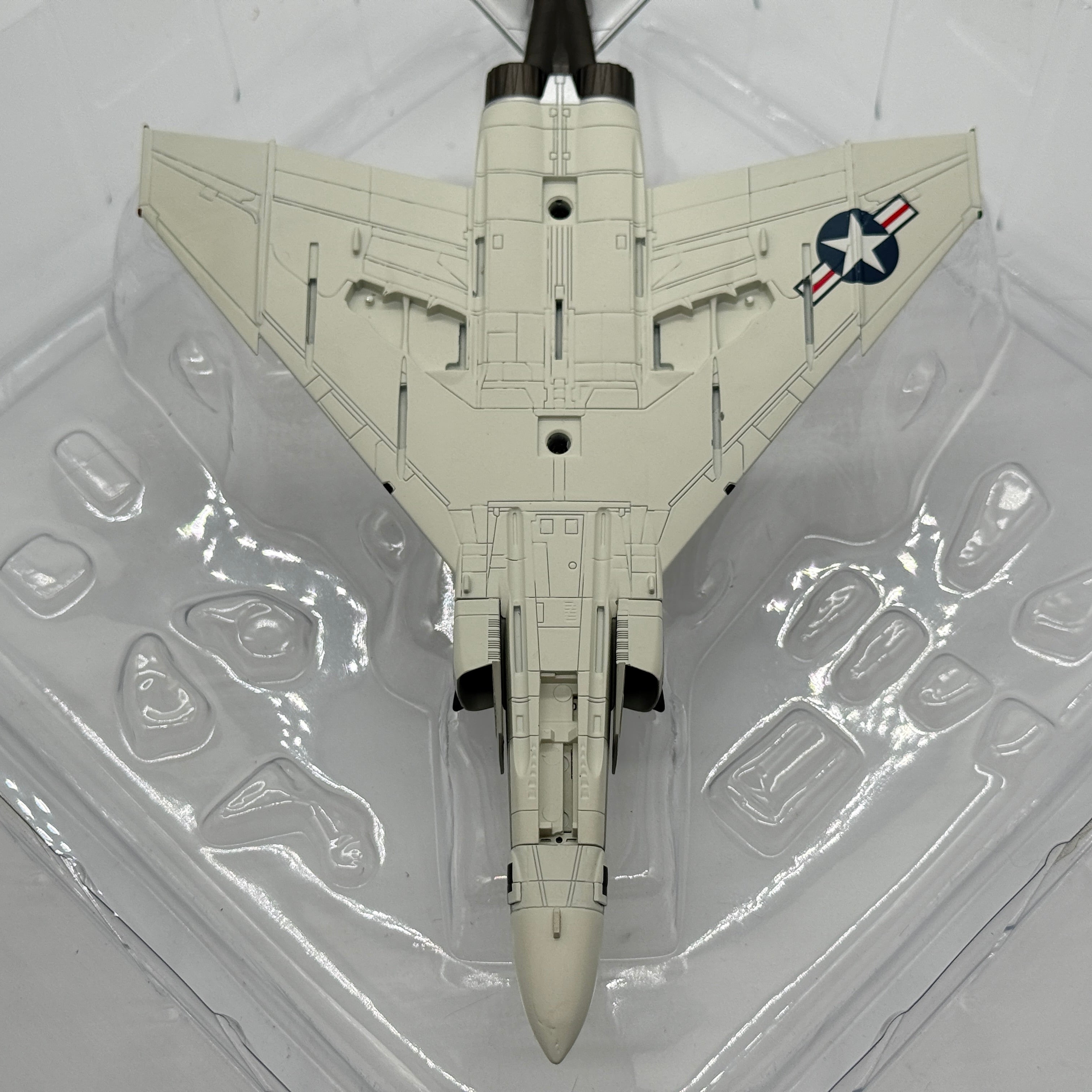 Hobby Master HA19006 1:72 McDonnell Douglas F-4J Phantom II US Navy VF-102 Diamondbacks AG100 USS Independence 1976