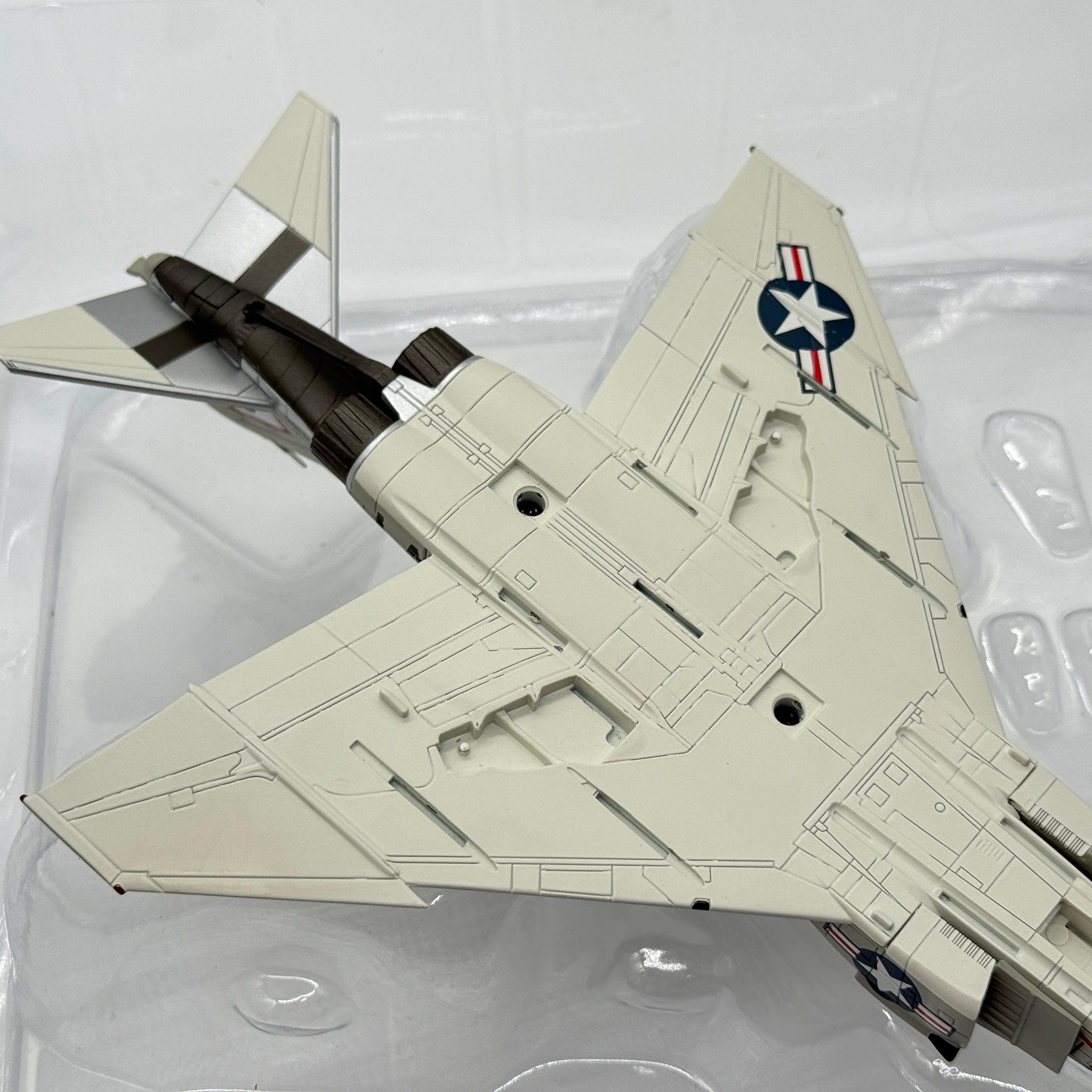 Hobby Master HA19006 1:72 McDonnell Douglas F-4J Phantom II US Navy VF-102 Diamondbacks AG100 USS Independence 1976