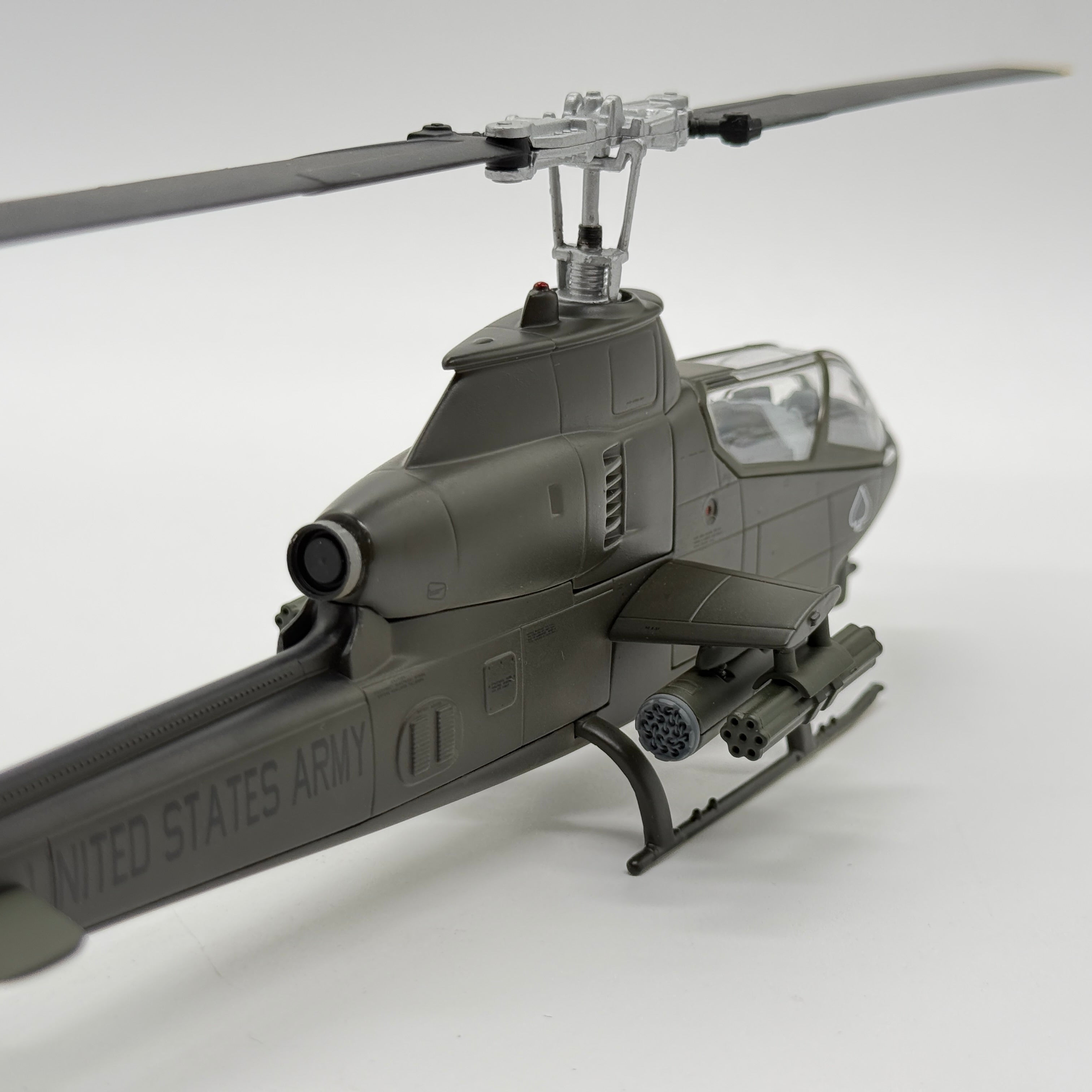 Corgi US51203 1:48 Bell AH-1G Cobra US Army 4th Aviation Battalion Gambler Guns Vietnam