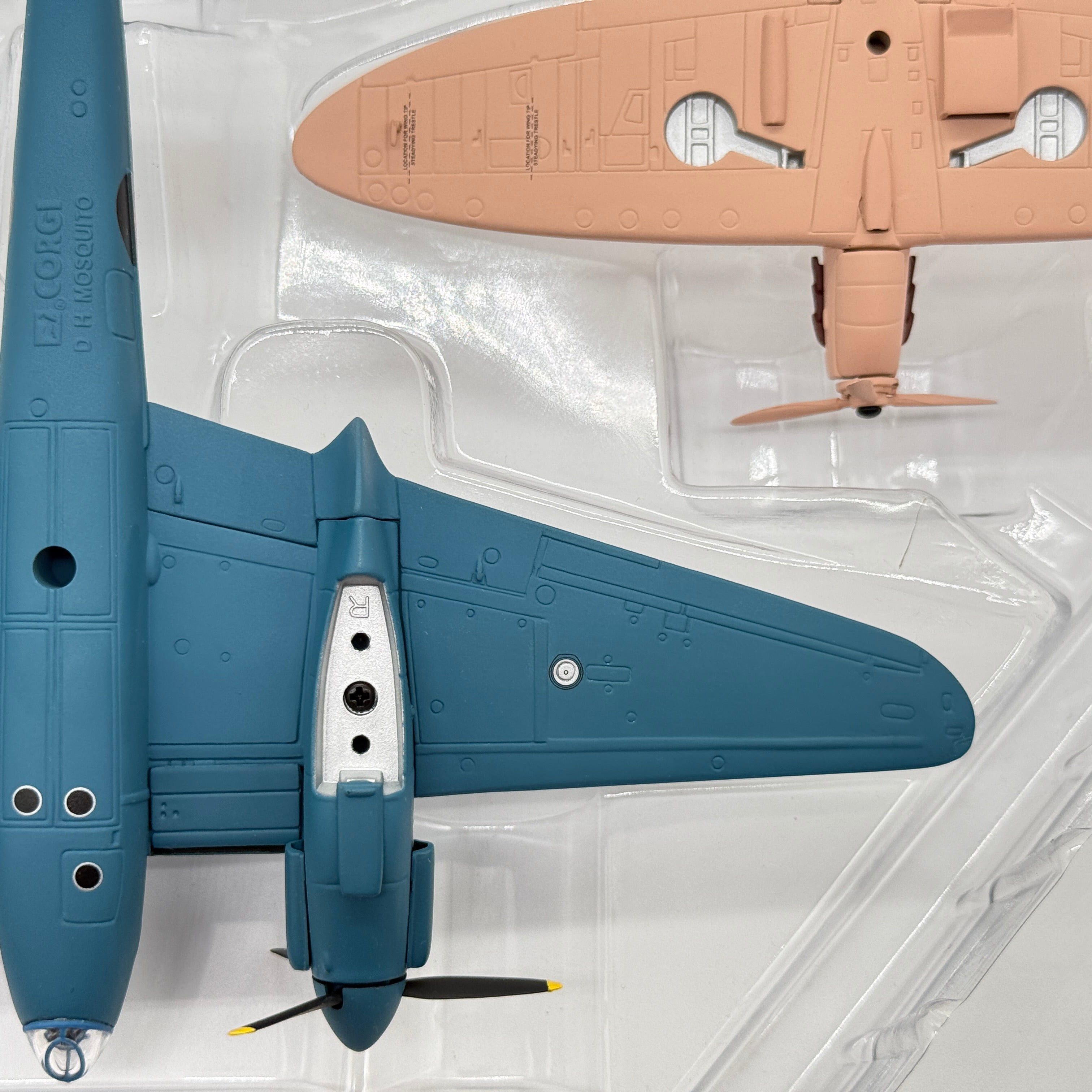 Corgi AA99110 1:72 RAF No.1 PRU Reconnaissance Set Mosquito PR.IV DZ473 and Spitfire PR.VII R7059 RAF Benson
