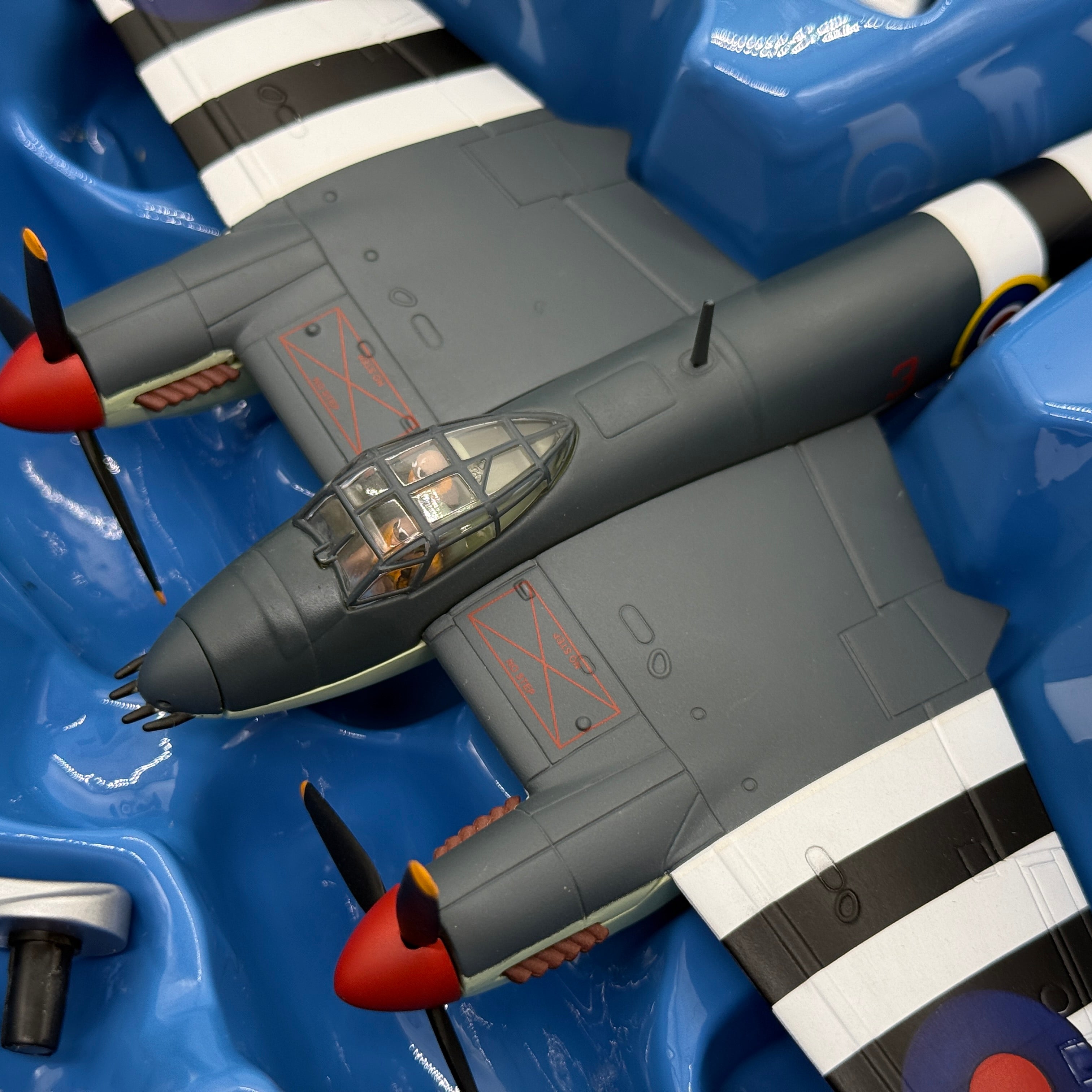 Corgi AA32809 1:72 de Havilland Mosquito FB.VI RAF No.235 Sqn HR118 3-W D-Day Invasion Stripes June 1944