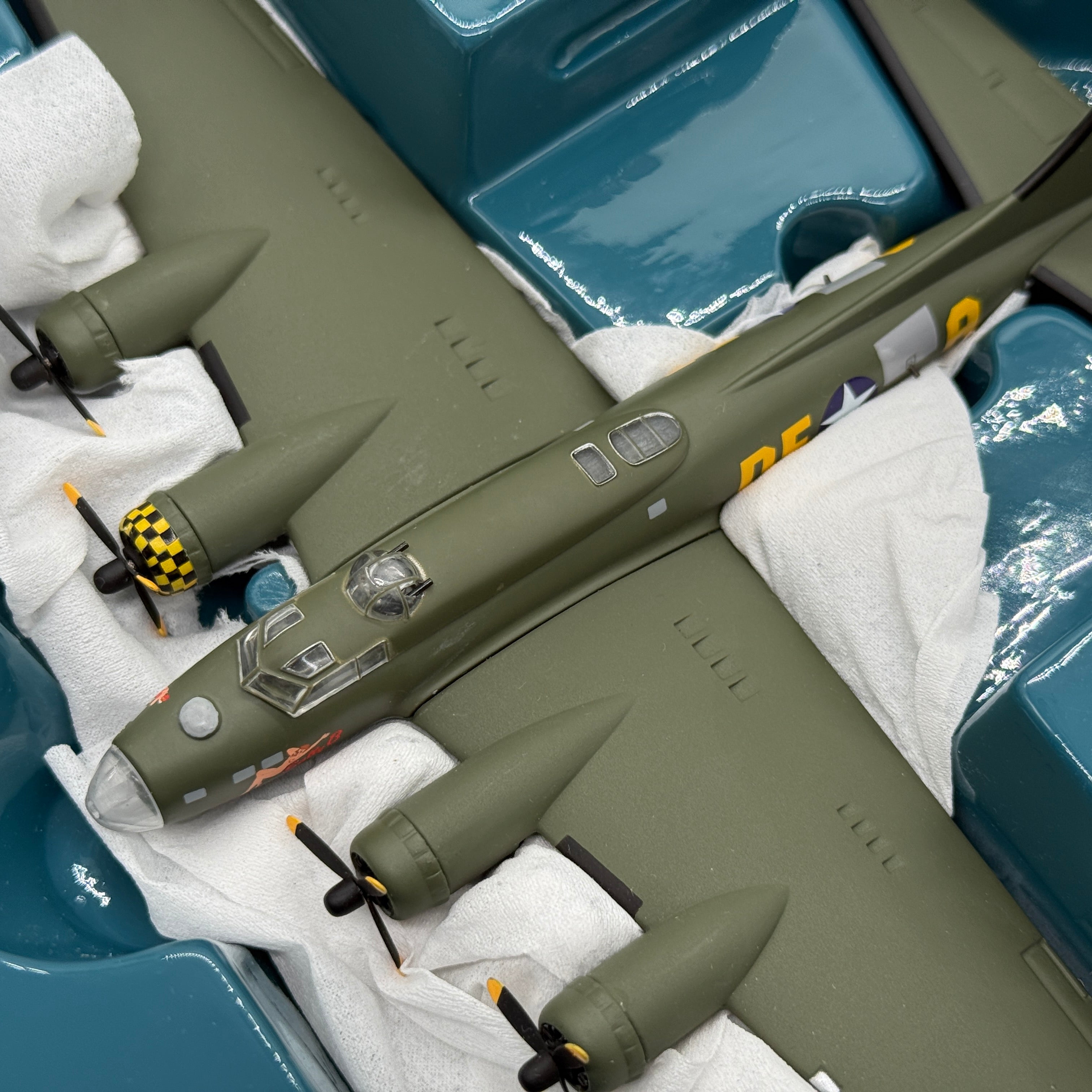 Corgi 48202 1:144 Boeing B-17G Flying Fortress Sally B G-BEDF 41-24485 DF-A