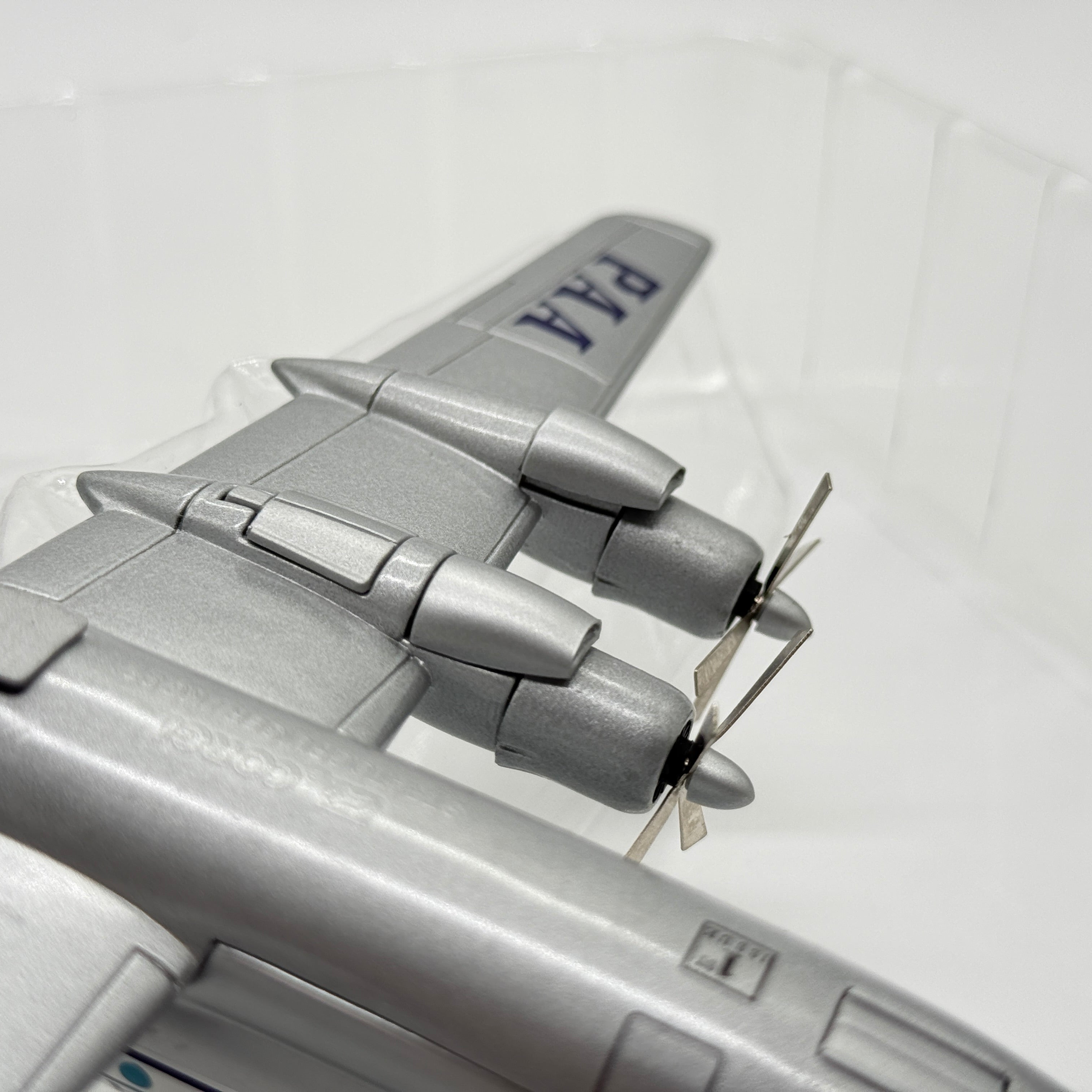 Corgi 48101 1:144 Boeing 377 Stratocruiser Pan Am N1030V Clipper America