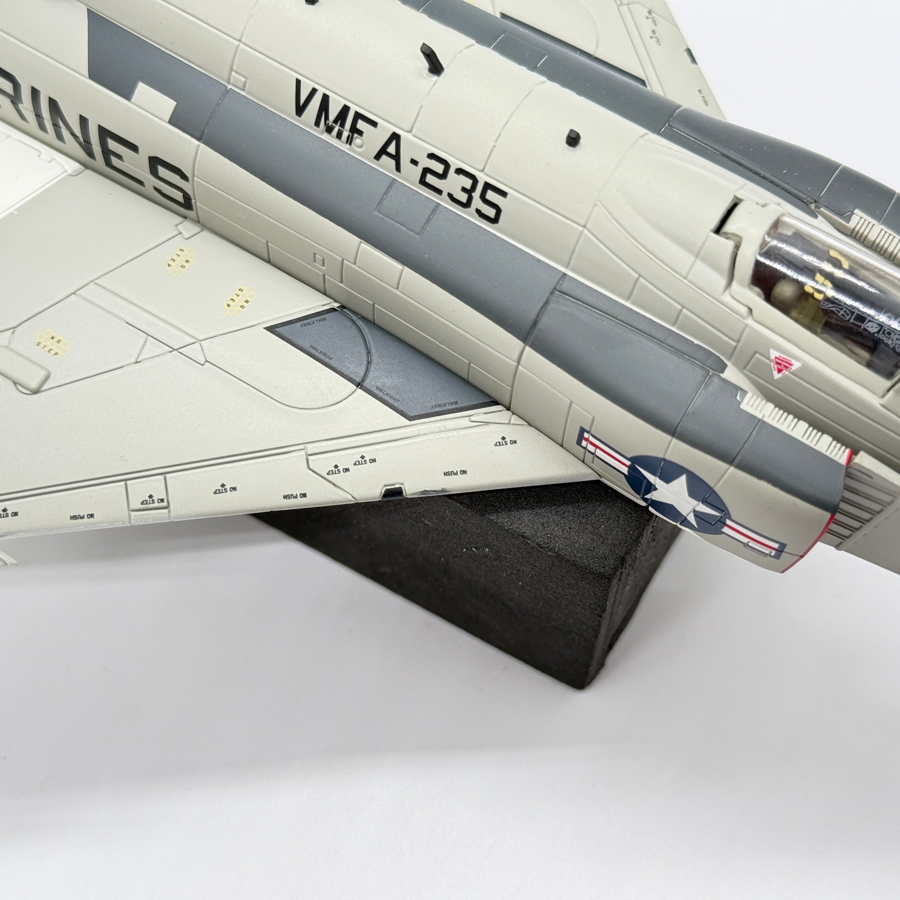 Hobby Master HA19024 1:72 McDonnell Douglas F-4J Phantom II USMC VMFA-235 Death Angels DB13 153887 1972