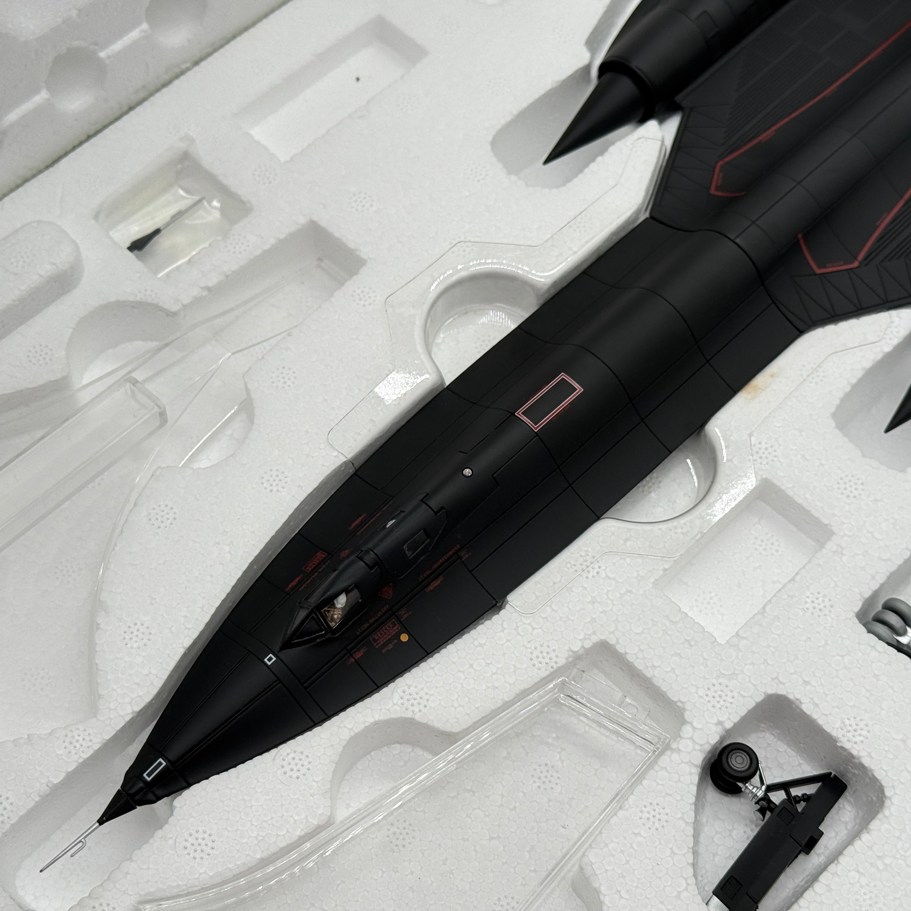 Century Wings CW001634 1:72 Lockheed SR-71A Blackbird 61-7971 USAF 9th RW Det.2 Edwards AFB 1997