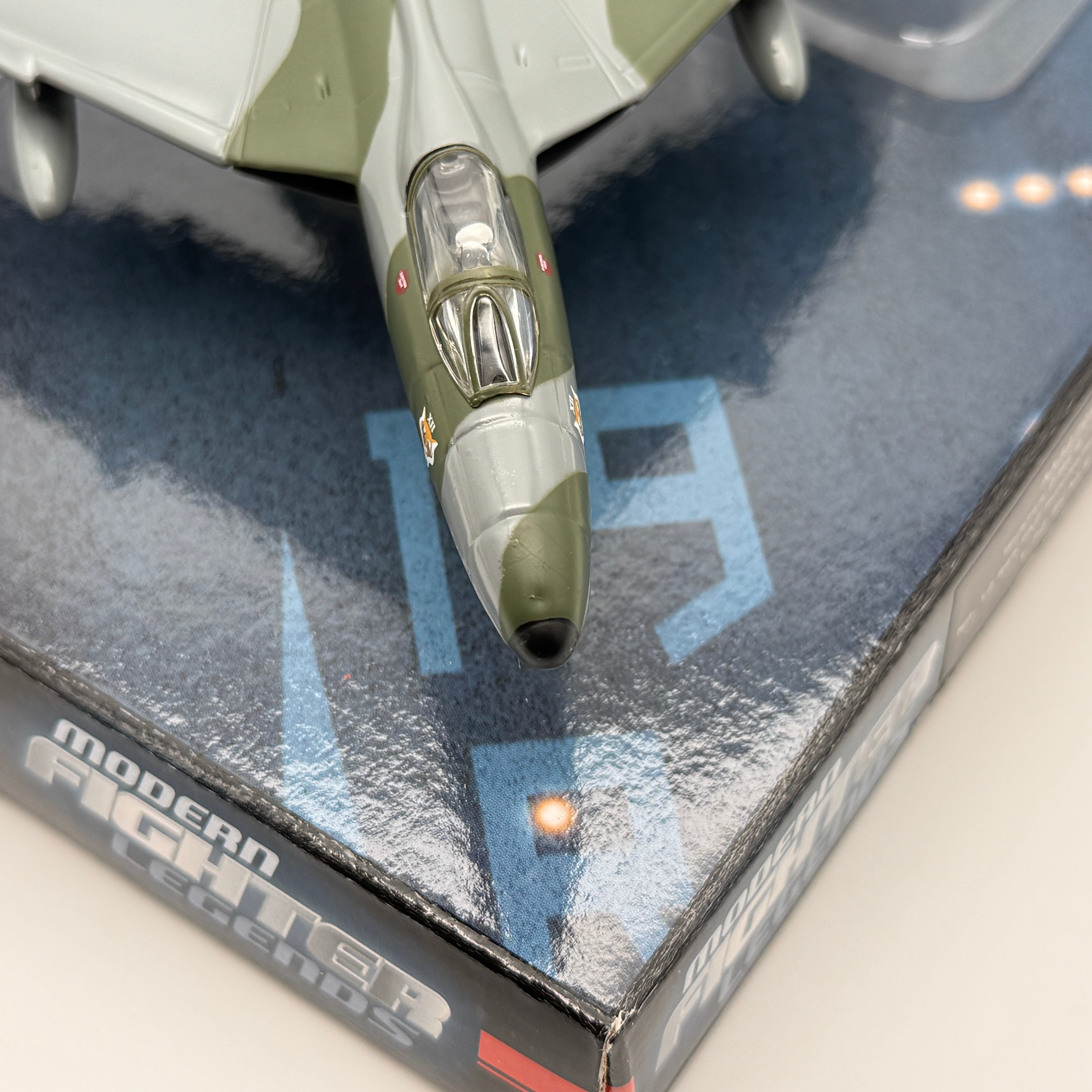 Corgi AA32709 1:72 Hawker Hunter F.Mk 6 XF383 RAF No.12 Sqn Honington 1984