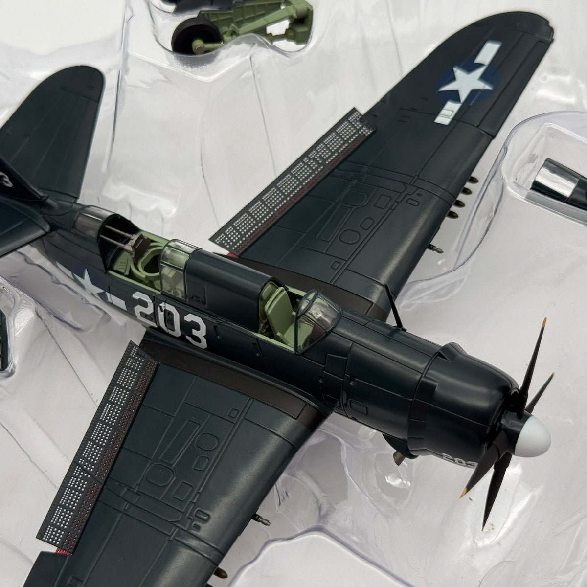 Hobby Master HA2213 1:72 SB2C-4E Helldiver 203 USS Ticonderoga 1945 *ISSUES*