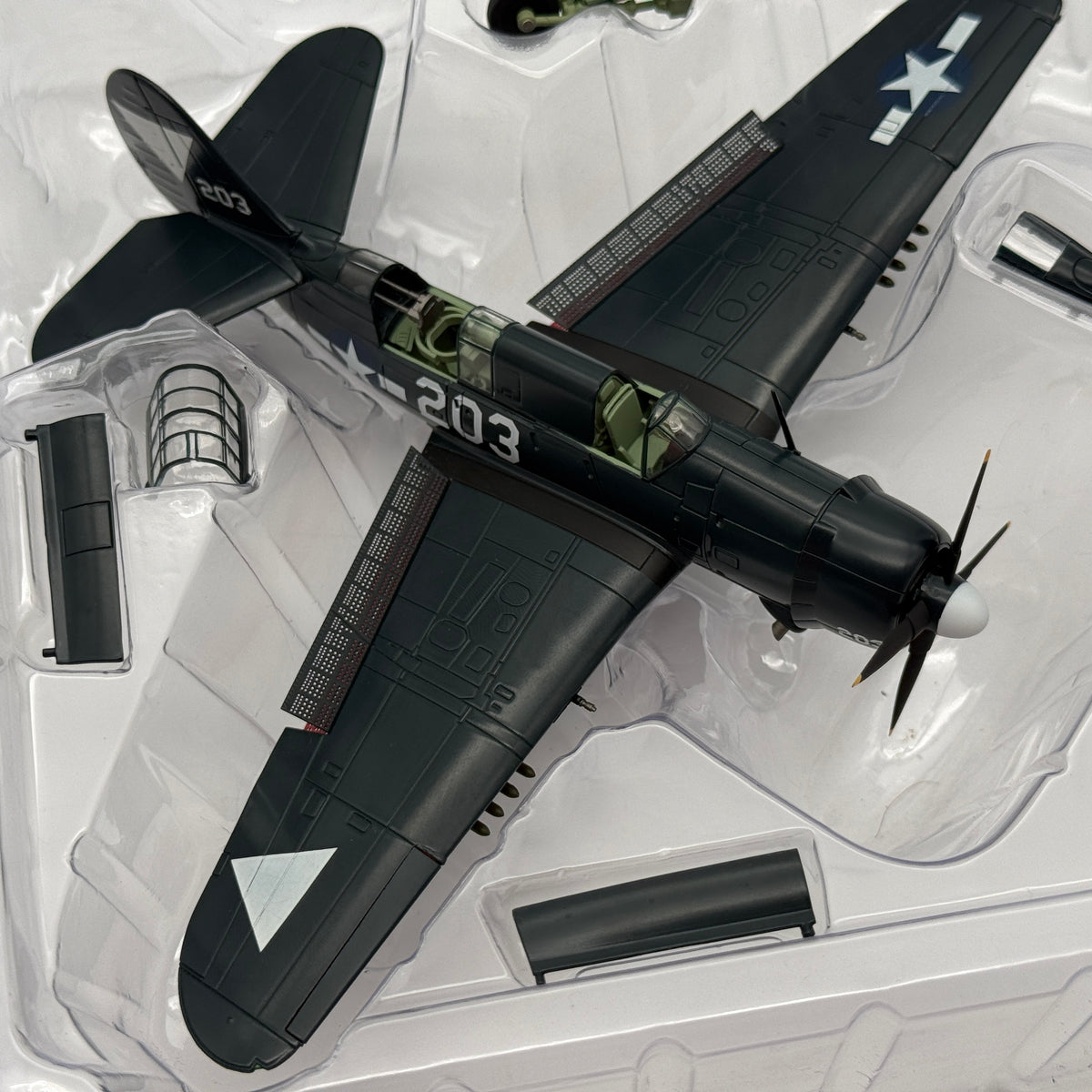 Hobby Master HA2213 1:72 SB2C-4E Helldiver 203 USS Ticonderoga 1945 *ISSUES*