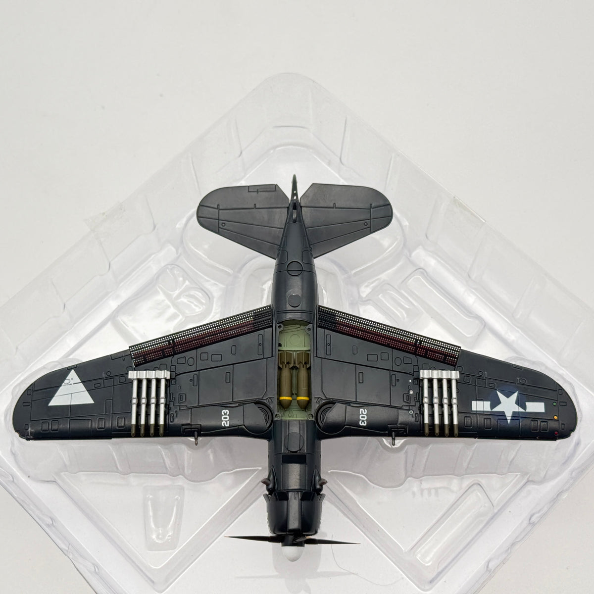 Hobby Master HA2213 1:72 SB2C-4E Helldiver 203 USS Ticonderoga 1945 *ISSUES*