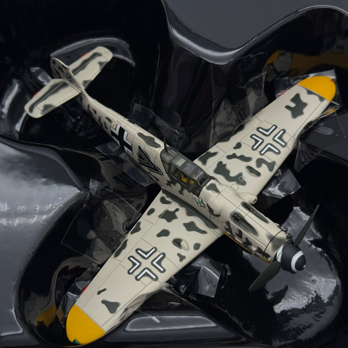 Corgi AA27110 1:72 Messerschmitt Bf 109G-6 Black Double Chevron Carganico 1944