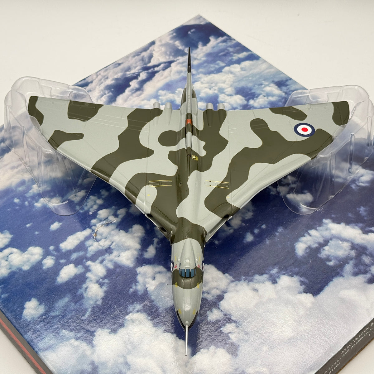 Corgi AA31204 1:144 Avro Vulcan B.2 XM595 No.27 Sqn RAF Waddington 1971
