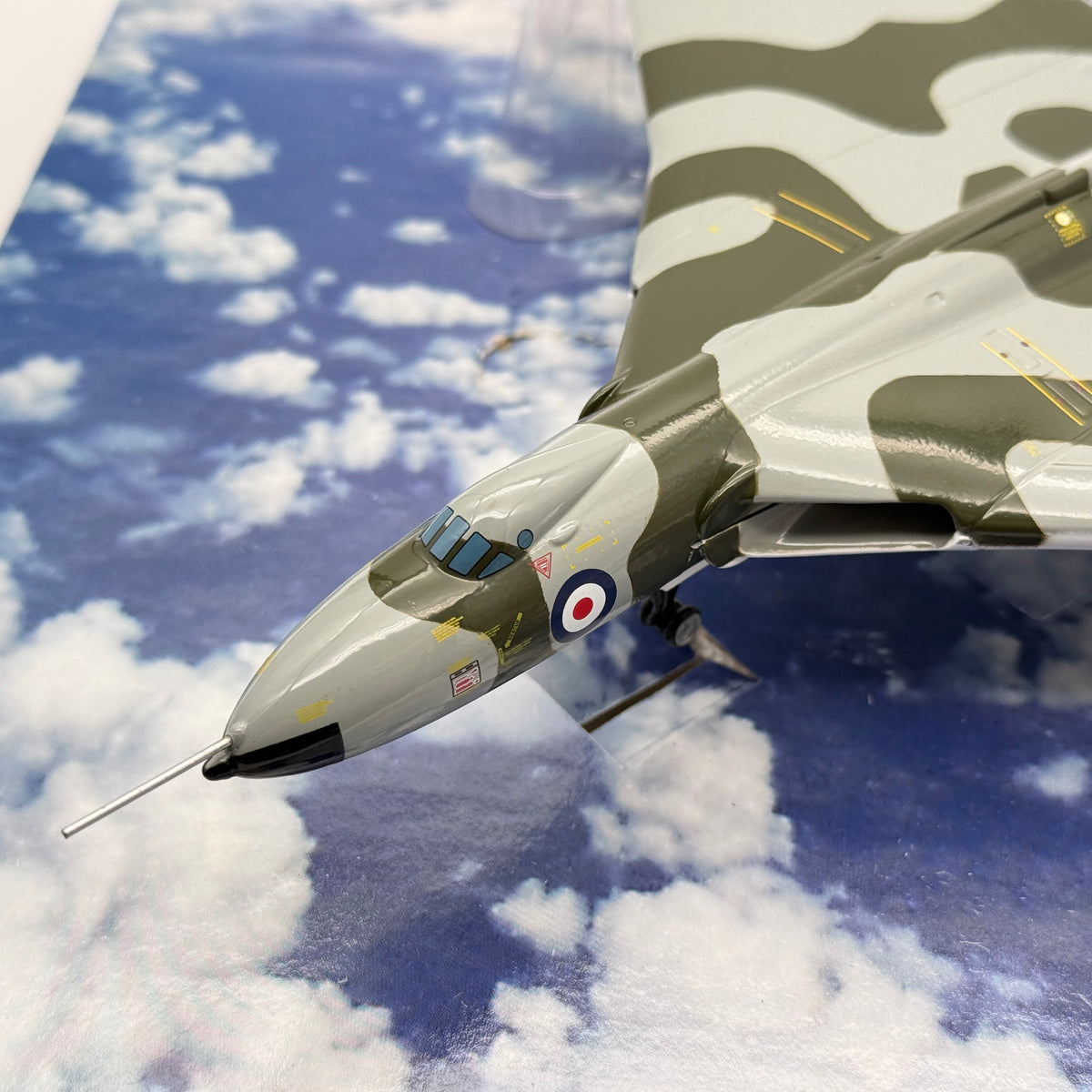 Corgi AA31204 1:144 Avro Vulcan B.2 XM595 No.27 Sqn RAF Waddington 1971