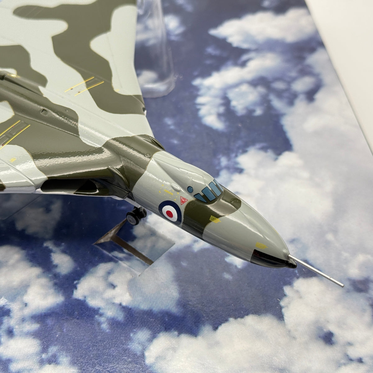 Corgi AA31204 1:144 Avro Vulcan B.2 XM595 No.27 Sqn RAF Waddington 1971