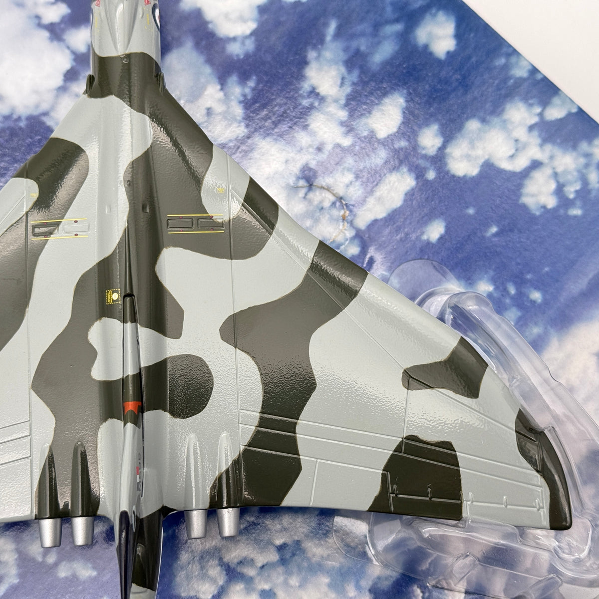 Corgi AA31204 1:144 Avro Vulcan B.2 XM595 No.27 Sqn RAF Waddington 1971