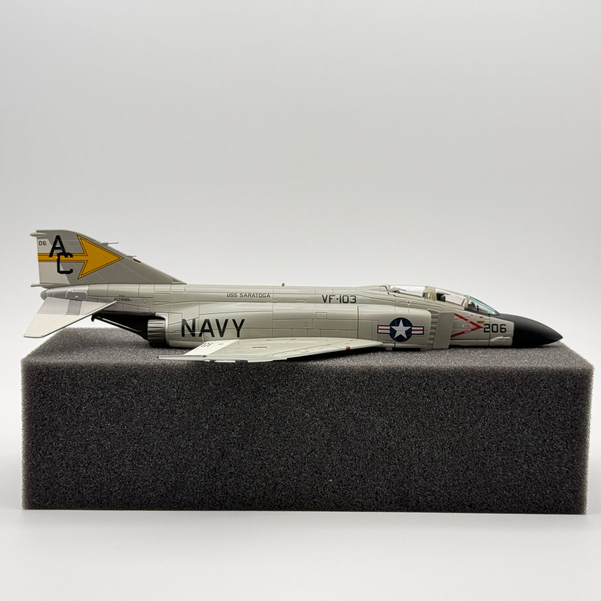 Hobby Master HA19015 1:72 F-4J Phantom 157299 VF-103 Sluggers USS Saratoga 1971