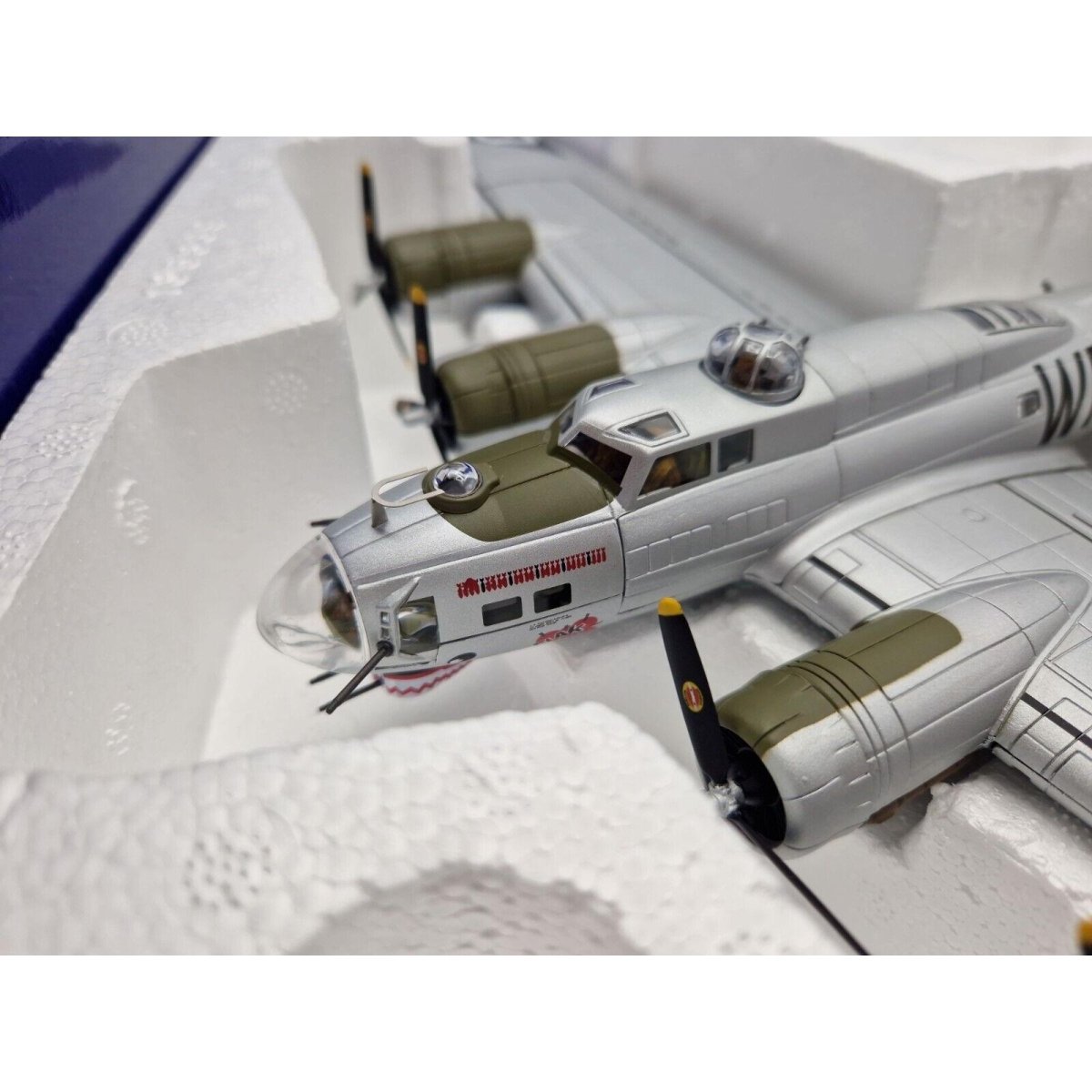 Corgi Aviation Archive 1:72 Boeing B - 17G Flying Fortress Flak Eater Limited Edition AA33318 - Corgi