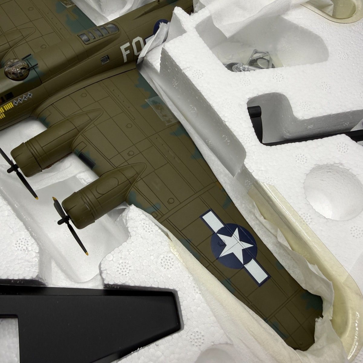 Corgi 1:72 AA39915 B - 17 Flying Fortress "Ye Olde Pub" & BF109G - 6 Franz Stigler - Corgi