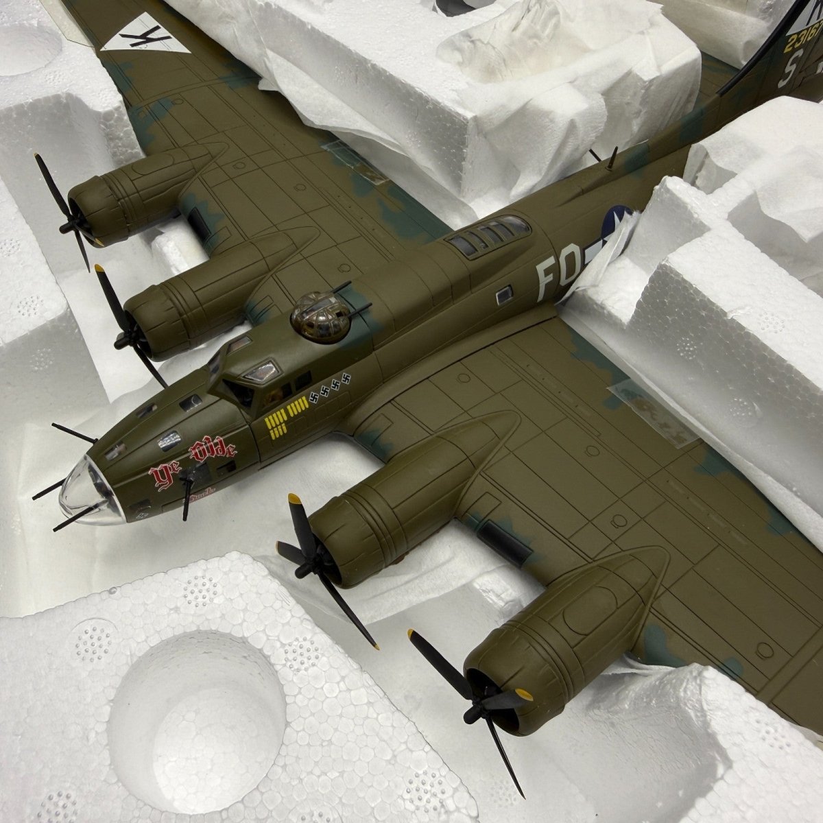 Corgi 1:72 AA39915 B - 17 Flying Fortress "Ye Olde Pub" & BF109G - 6 Franz Stigler - Corgi