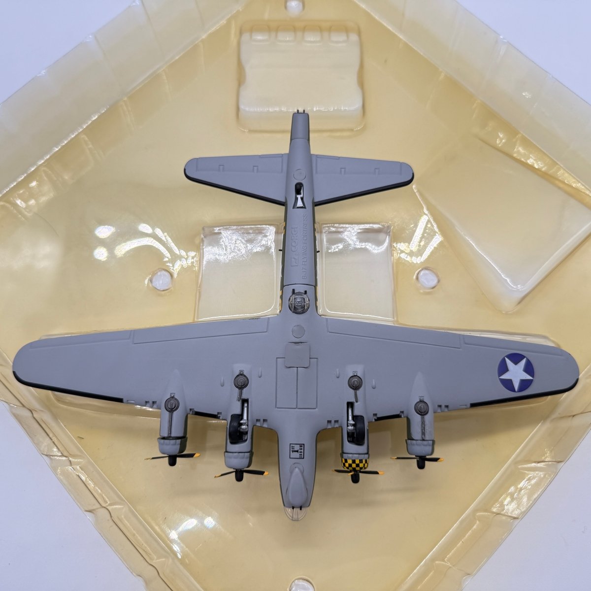 Corgi 48202 1:144 Boeing B-17G Flying Fortress Sally B G-BEDF 41-24485 DF-A - Corgi