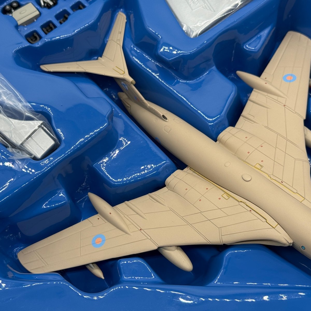 Corgi 48701 1:144 Handley Page Victor K.2 RAF No.55 Sqn XM715 Teasin' Tina Bahrain 1991 - Corgi
