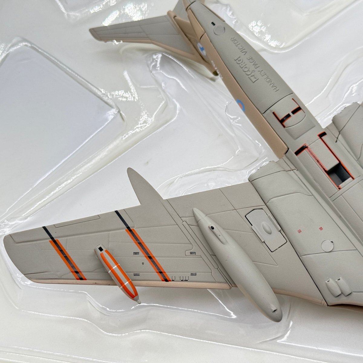 Corgi 48701 1:144 Handley Page Victor K.2 RAF No.55 Sqn XM715 Teasin' Tina Bahrain 1991 - Corgi