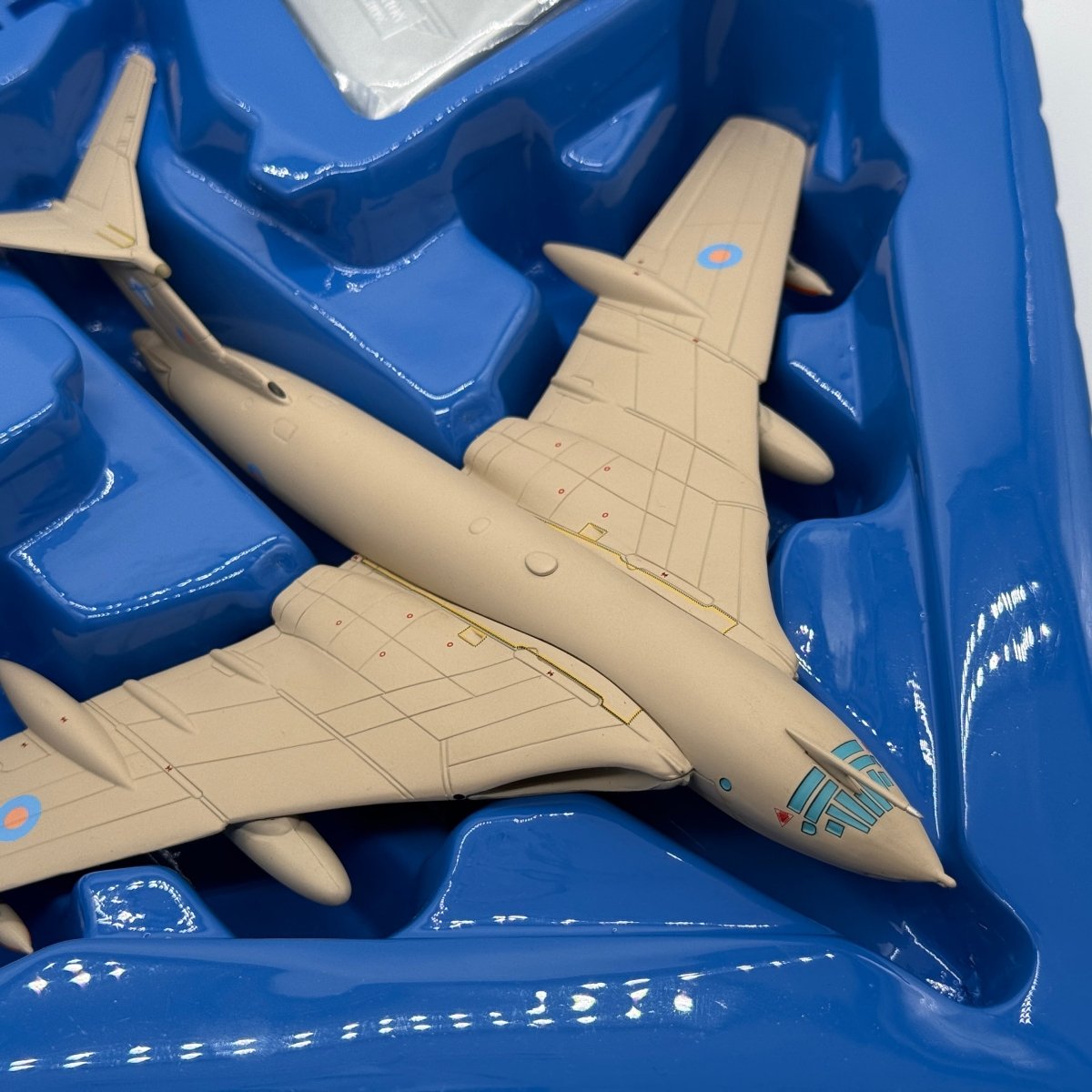 Corgi 48701 1:144 Handley Page Victor K.2 RAF No.55 Sqn XM715 Teasin' Tina Bahrain 1991 - Corgi