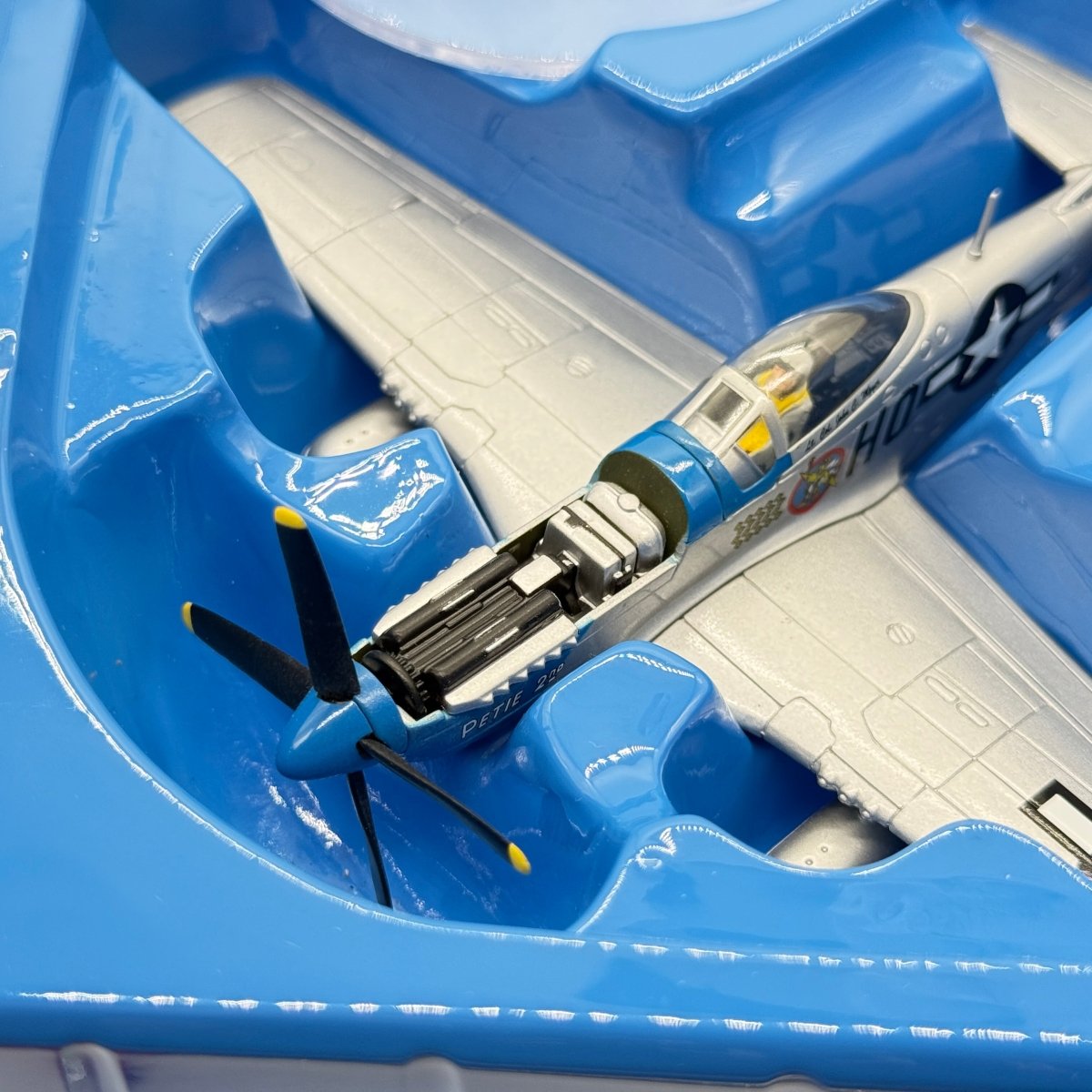 Corgi AA32204 1:72 North American P-51D Mustang USAAF 352nd FG 487th FS Petie 2nd John Meyer RAF Bodney 1944 - Corgi
