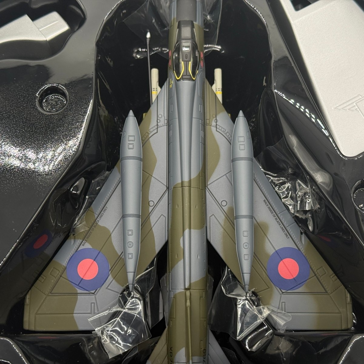 Corgi AA32310 1:72 English Electric Lightning F.Mk 6 RAF No.11 Sqn XR769 RAF Binbrook 1983 - Corgi
