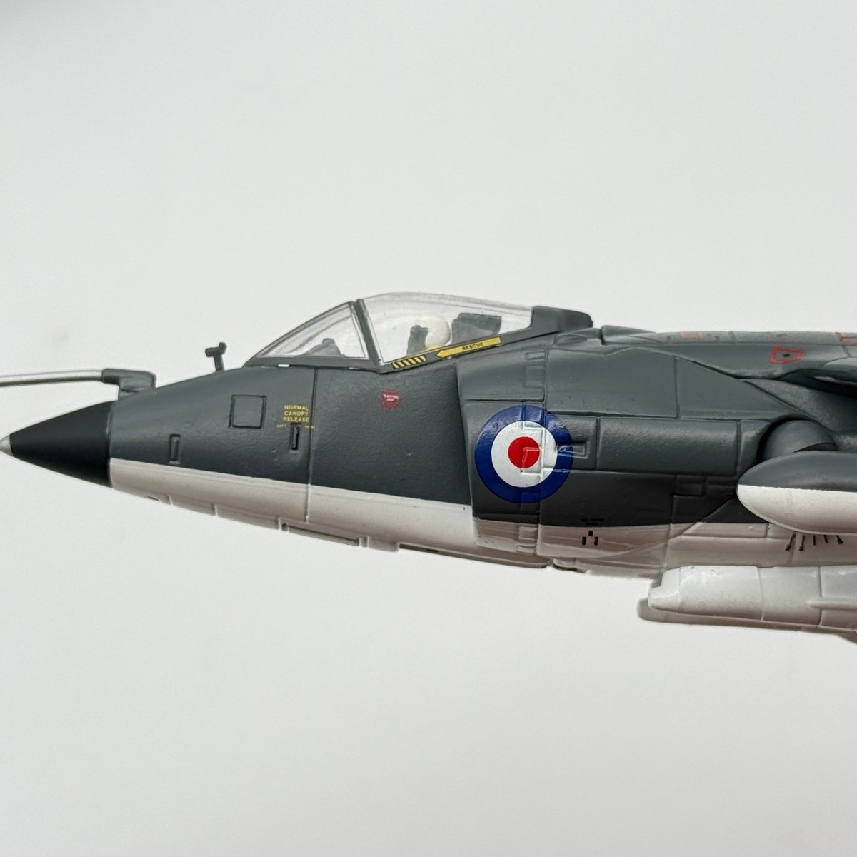 Corgi AA32402 1:72 Sea Harrier FRS.1 XZ450 800 NAS Falklands 1982 *ISSUES* - Corgi