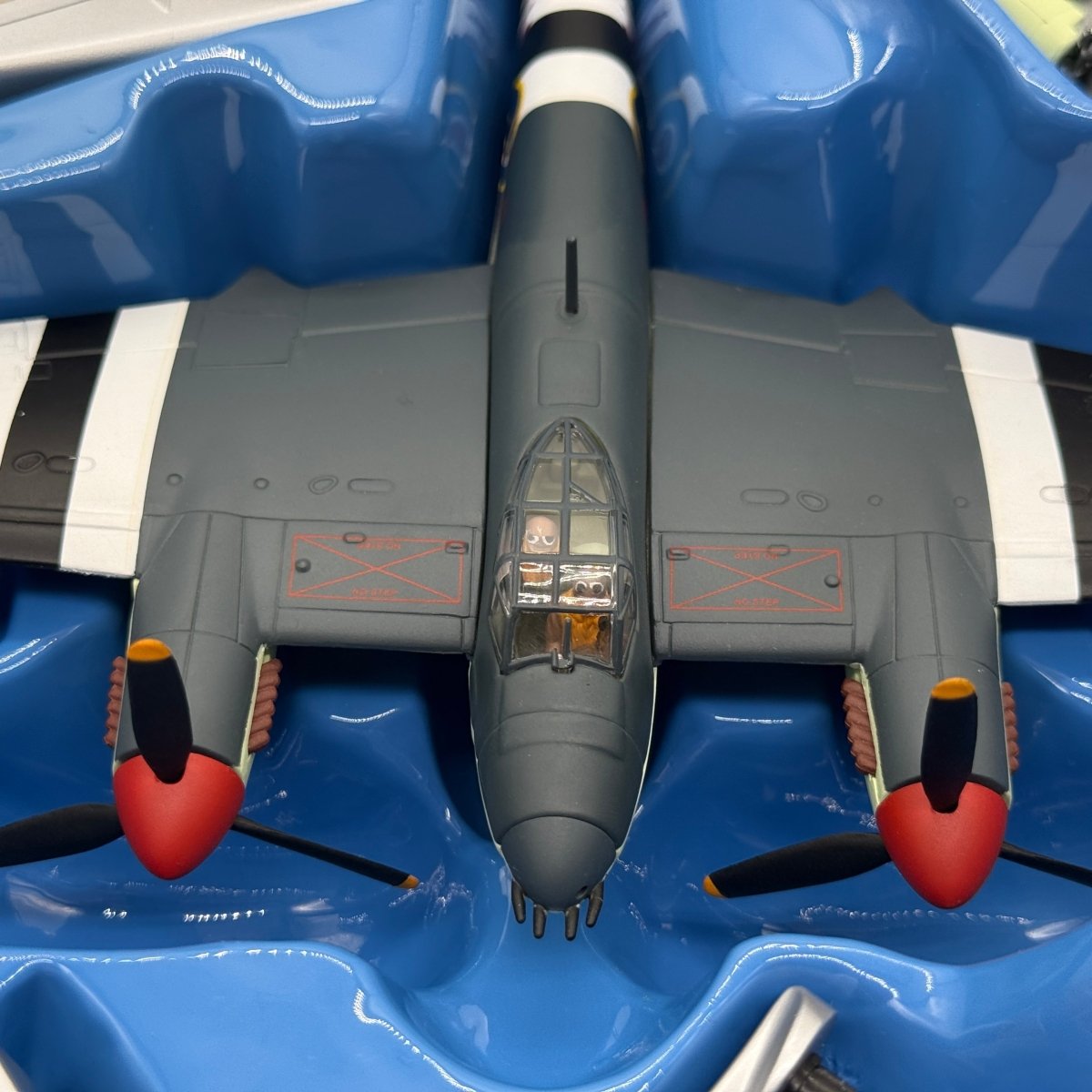 Corgi AA32809 1:72 de Havilland Mosquito FB.VI RAF No.235 Sqn HR118 3-W D-Day Invasion Stripes June 1944 - Corgi