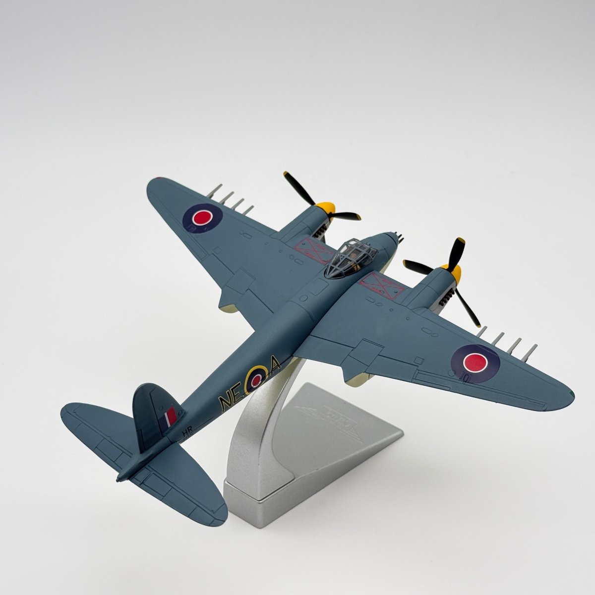 Corgi AA32818 1:72 de Havilland Mosquito FB.Mk VI RAF No.143 Sqn Banff 1945 - Corgi