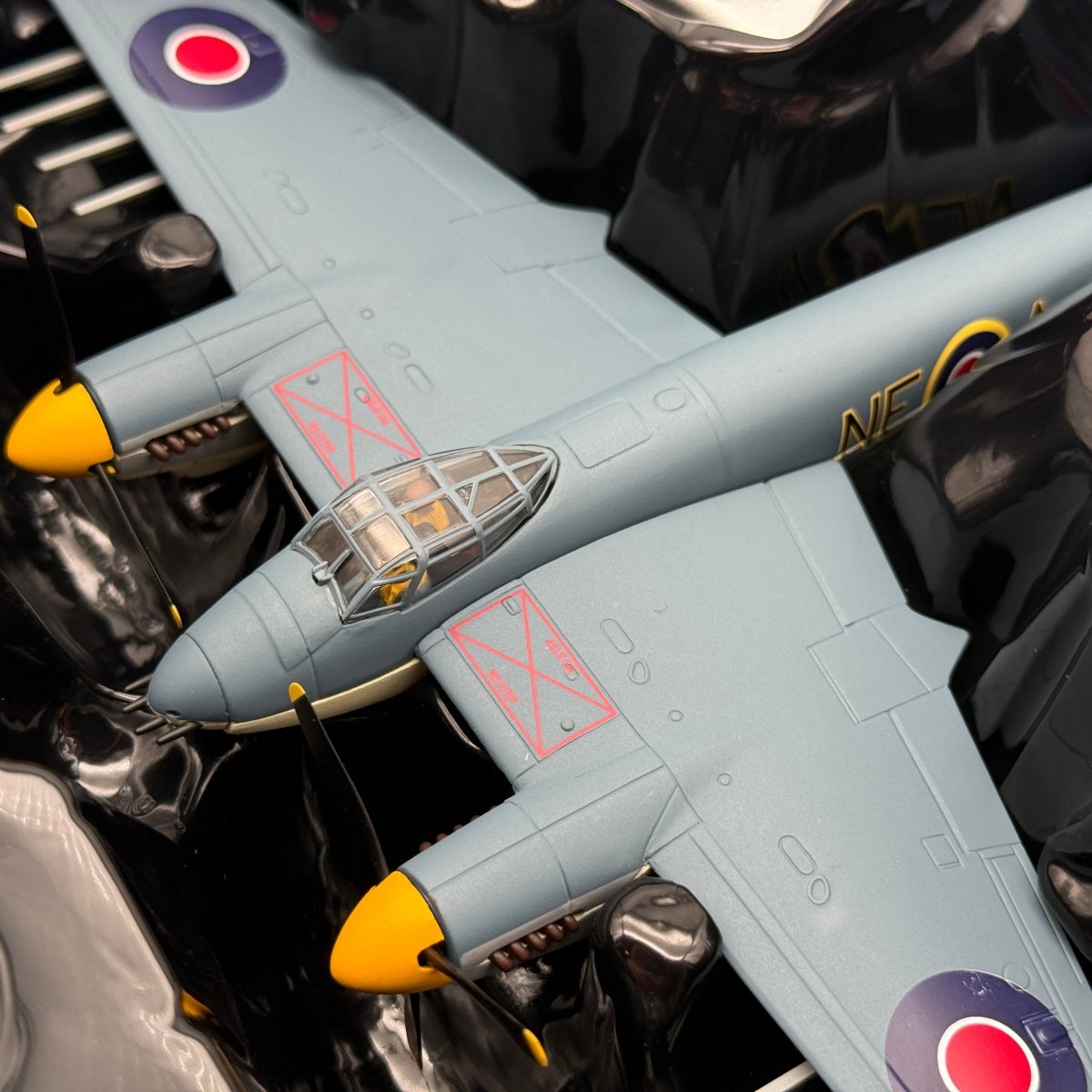 Corgi AA32818 1:72 de Havilland Mosquito FB.Mk VI RAF No.143 Sqn Banff 1945 - Corgi