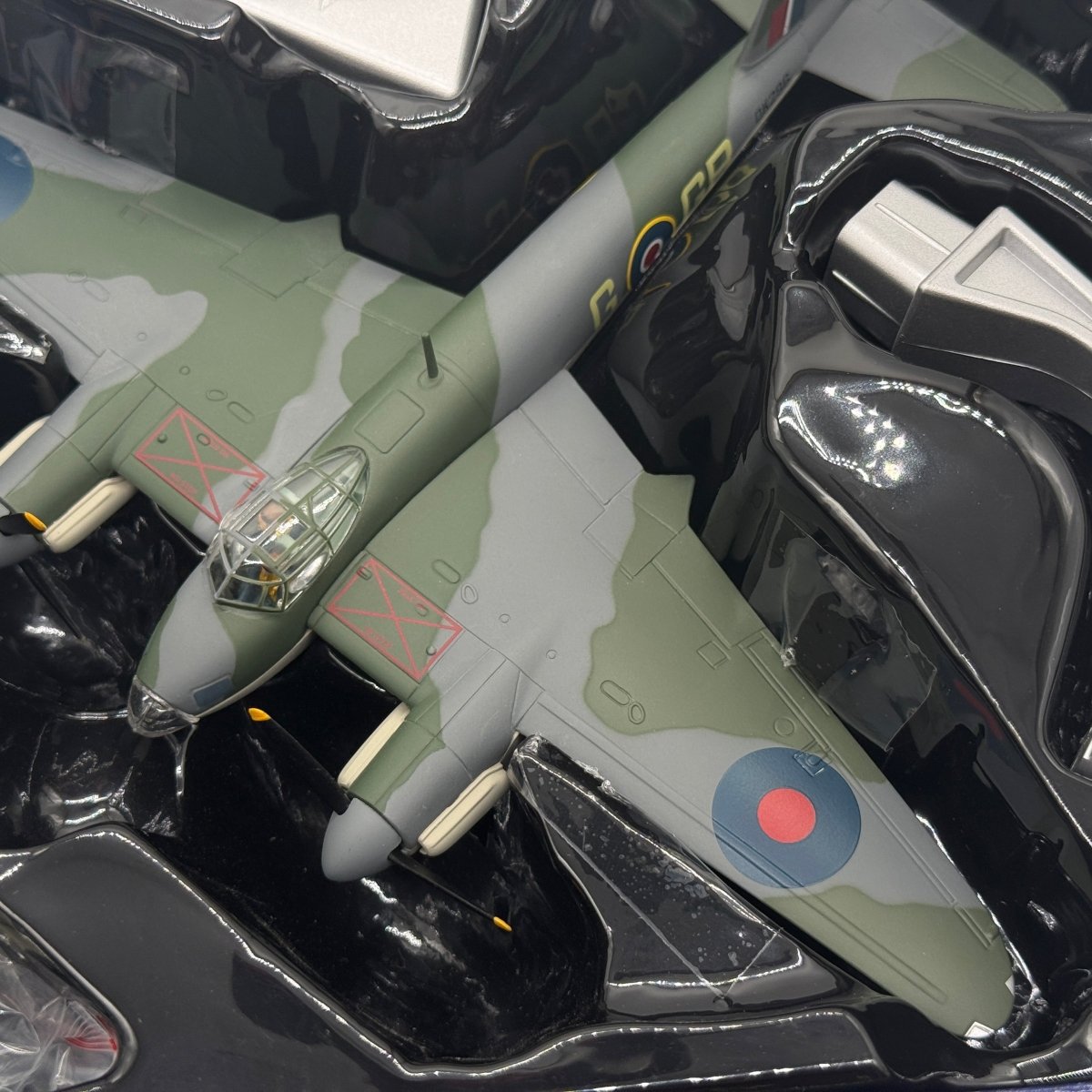 Corgi AA32820 1:72 de Havilland Mosquito B.Mk IV RAF No.105 Sqn DK296 George Parry - Corgi