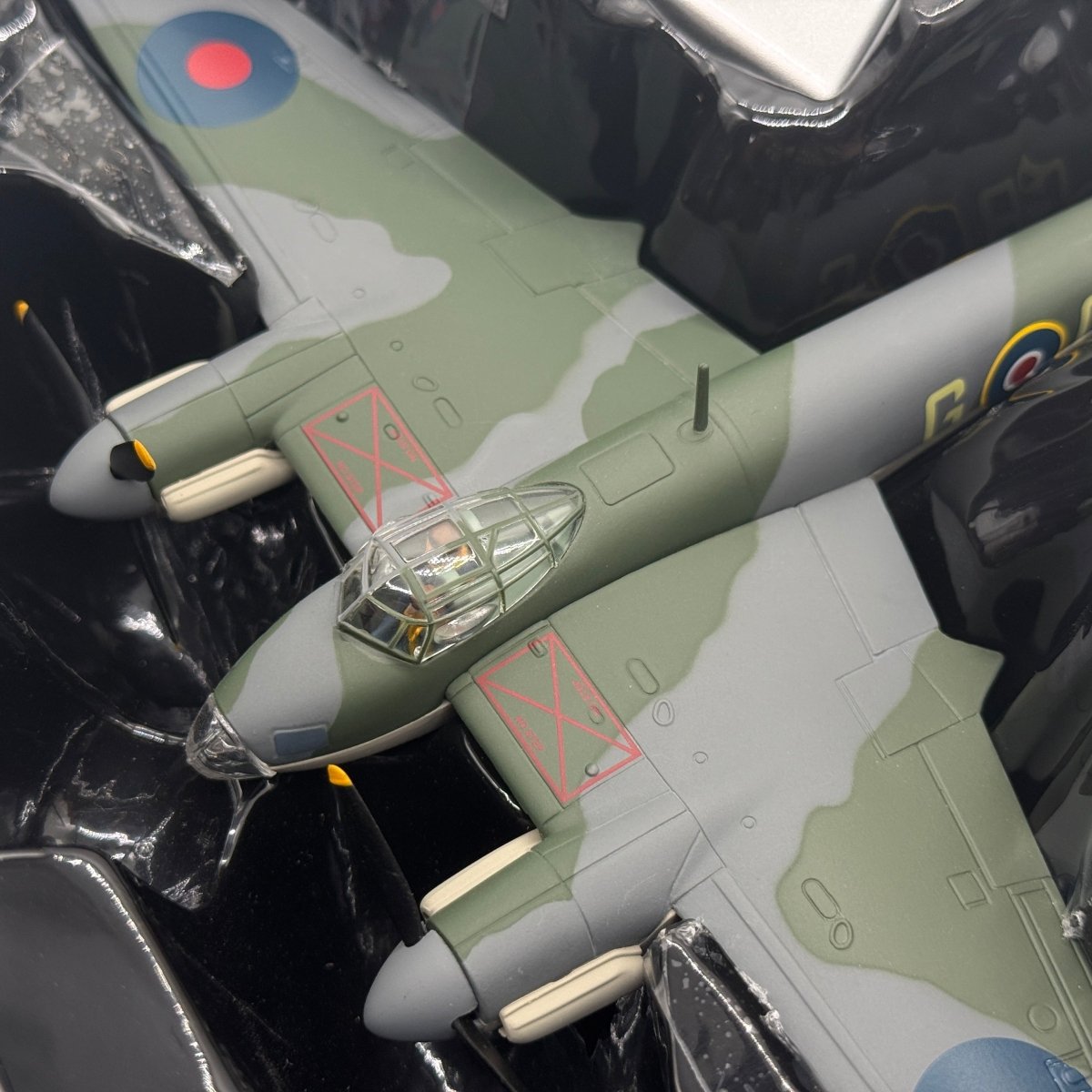 Corgi AA32820 1:72 de Havilland Mosquito B.Mk IV RAF No.105 Sqn DK296 George Parry - Corgi