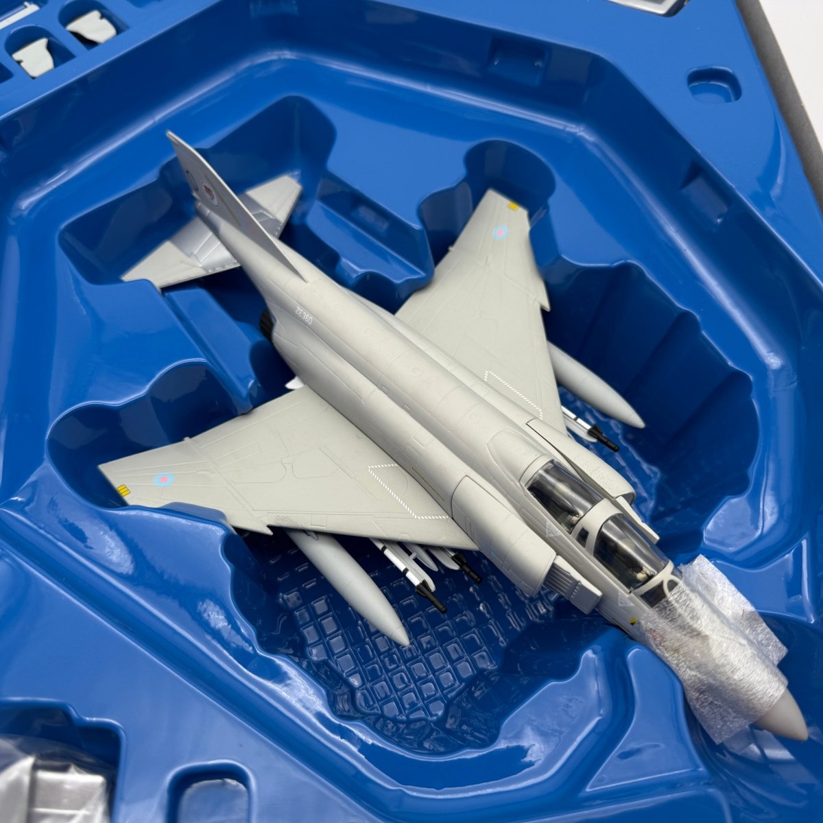 Corgi AA33210 1:72 McDonnell Douglas F - 4J Phantom II RAF No.74 Sqn ZE360 1986 - Corgi