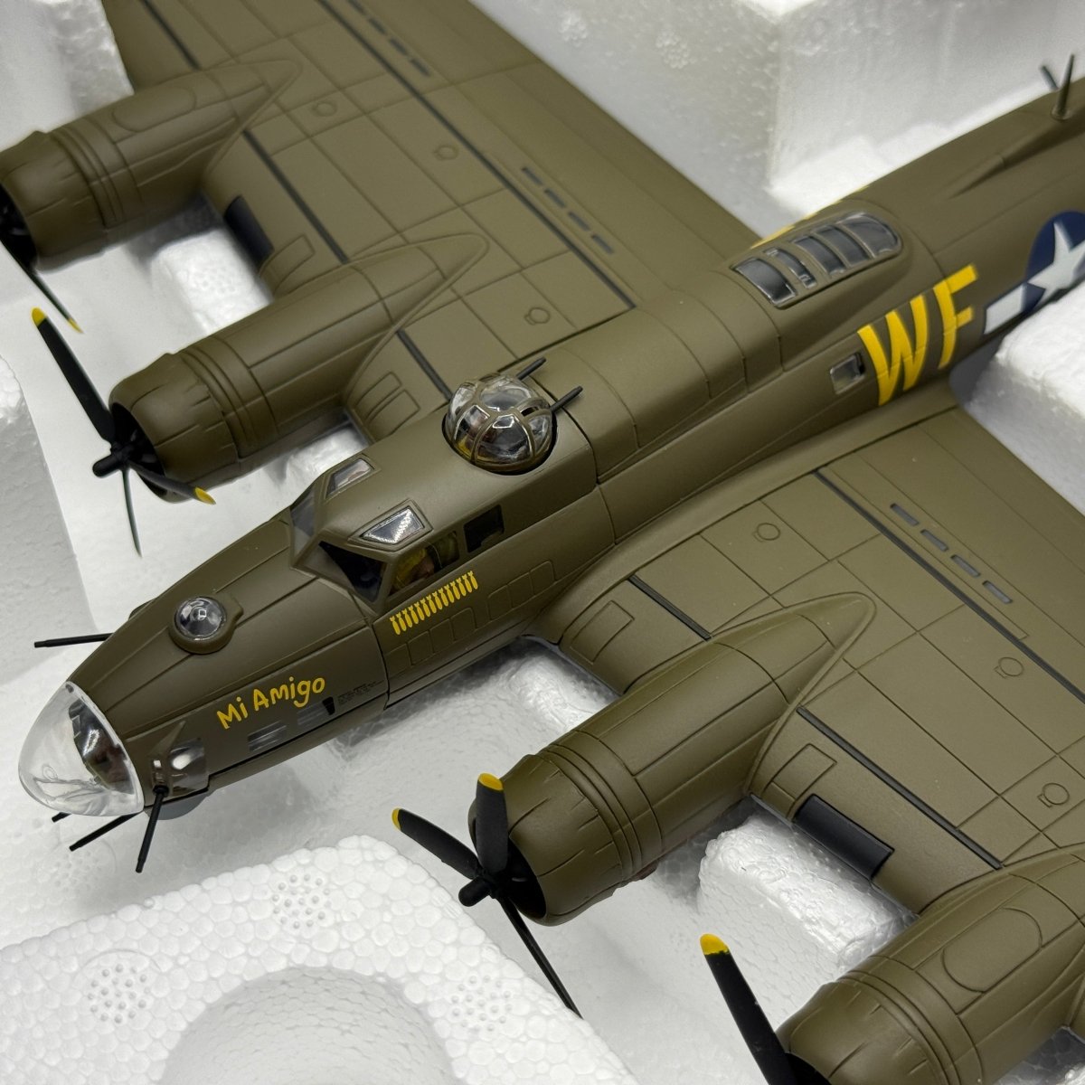 Corgi AA33319 1:72 Boeing B-17G Flying Fortress USAAF 305th BG Mi Amigo WWII 1944 - Corgi